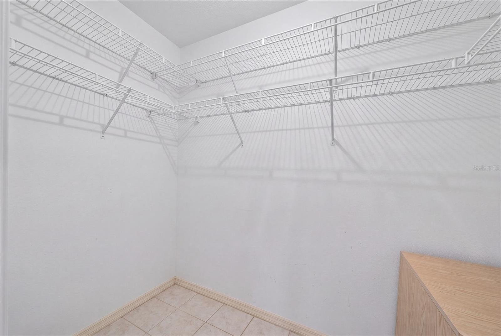 150 N OXFORD DR — photo 63