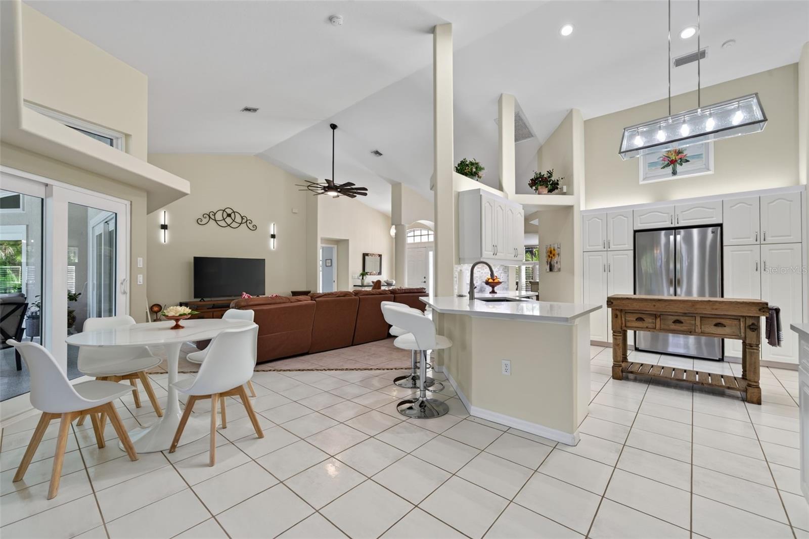 150 N OXFORD DR — photo 21