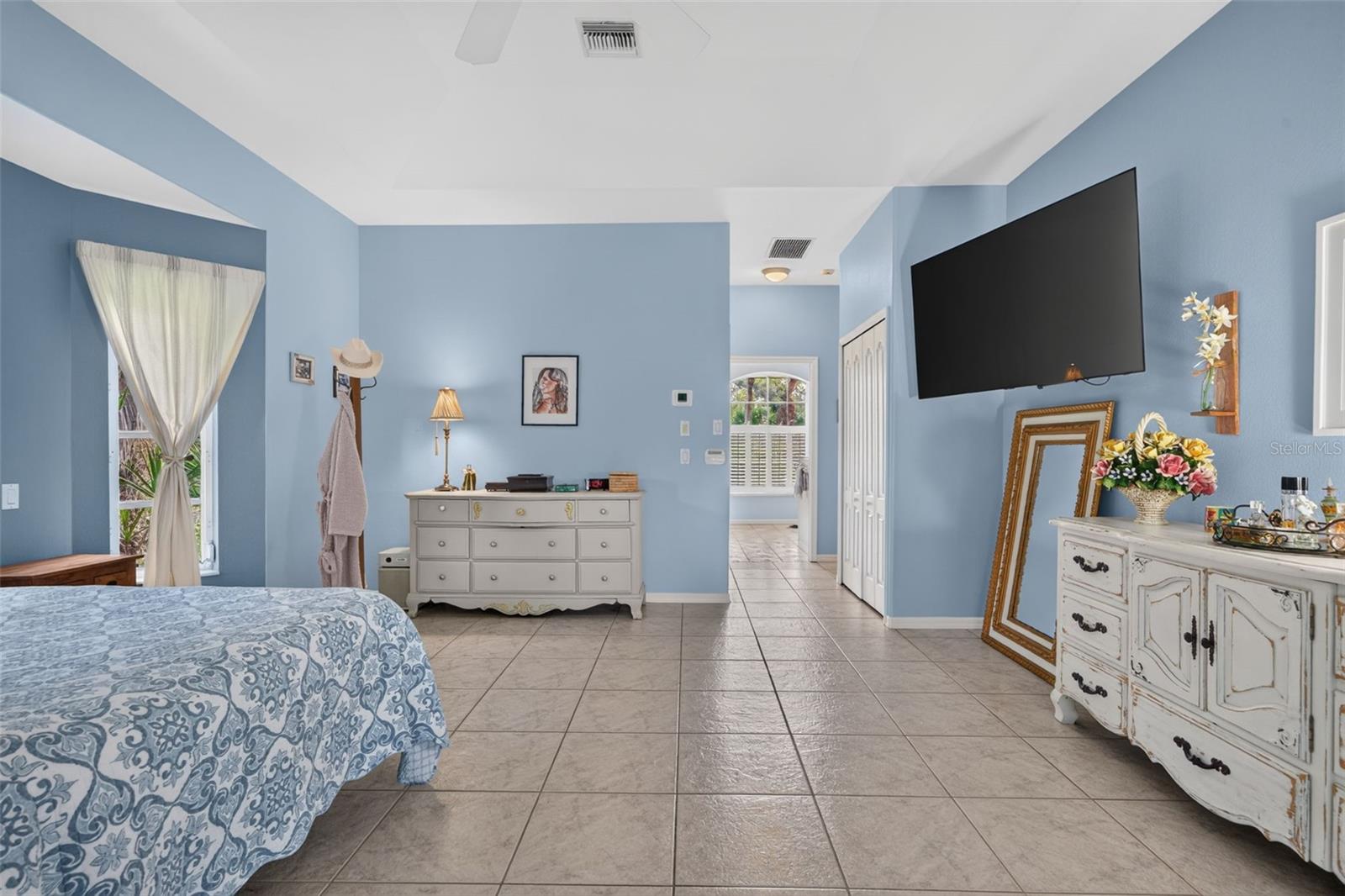 150 N OXFORD DR — photo 42