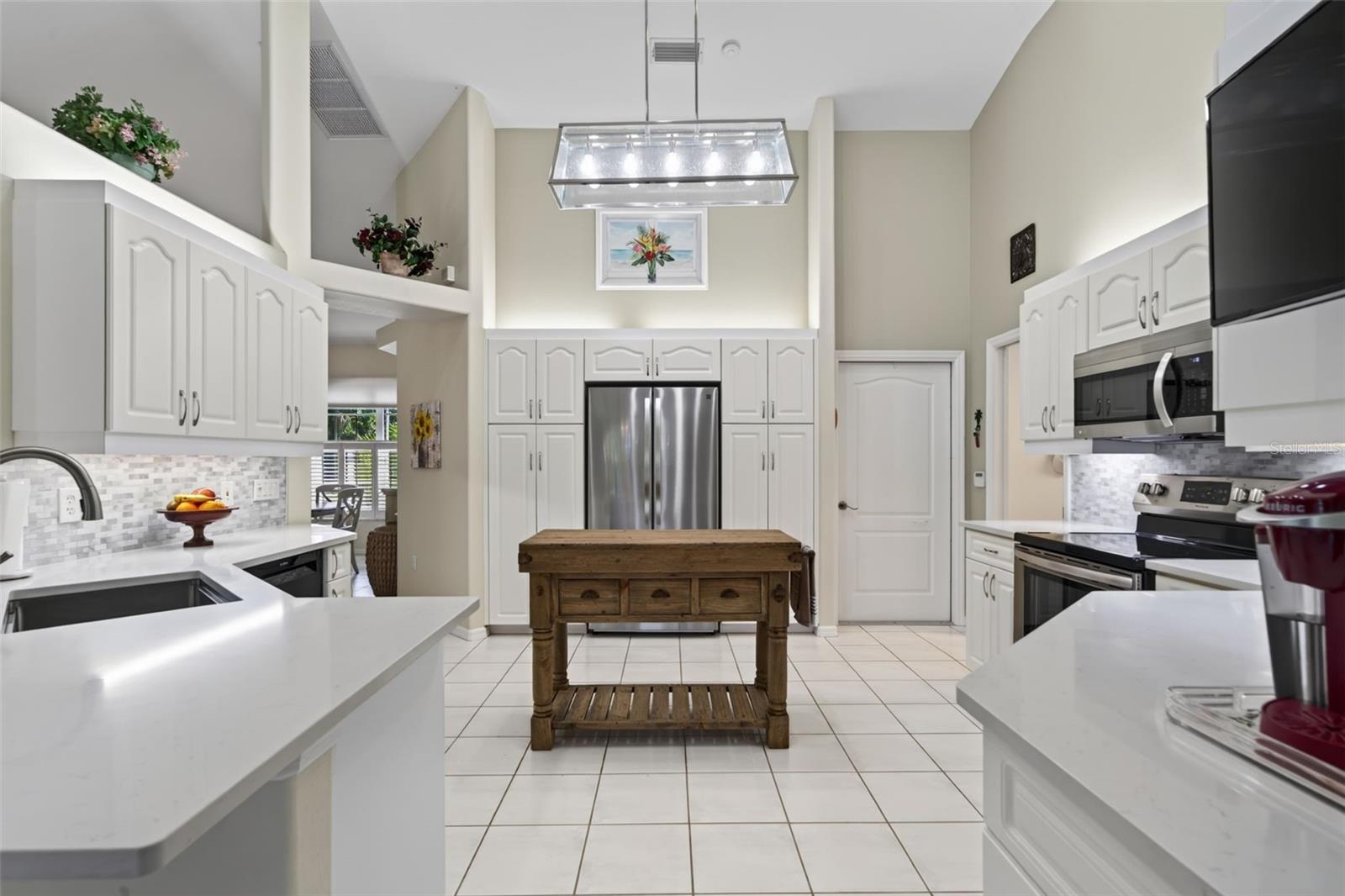 150 N OXFORD DR — photo 25