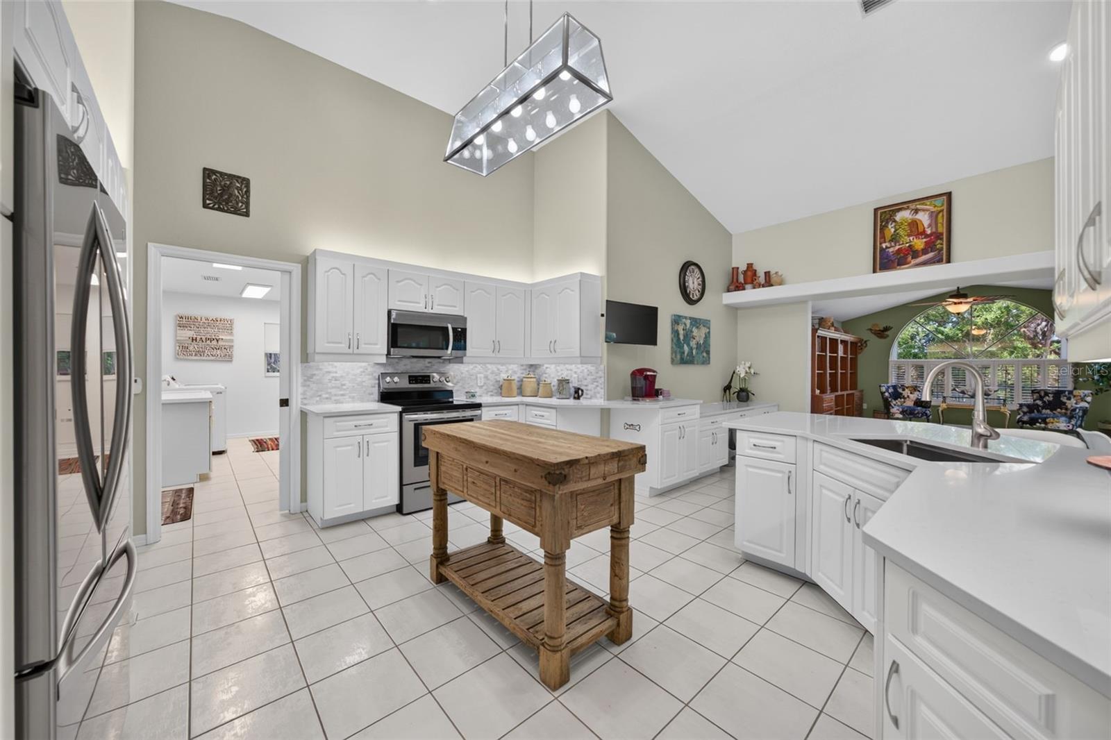 150 N OXFORD DR — photo 31