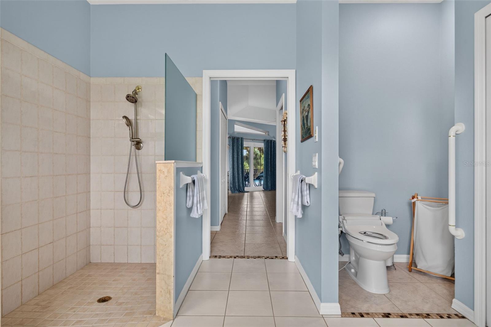 150 N OXFORD DR — photo 49