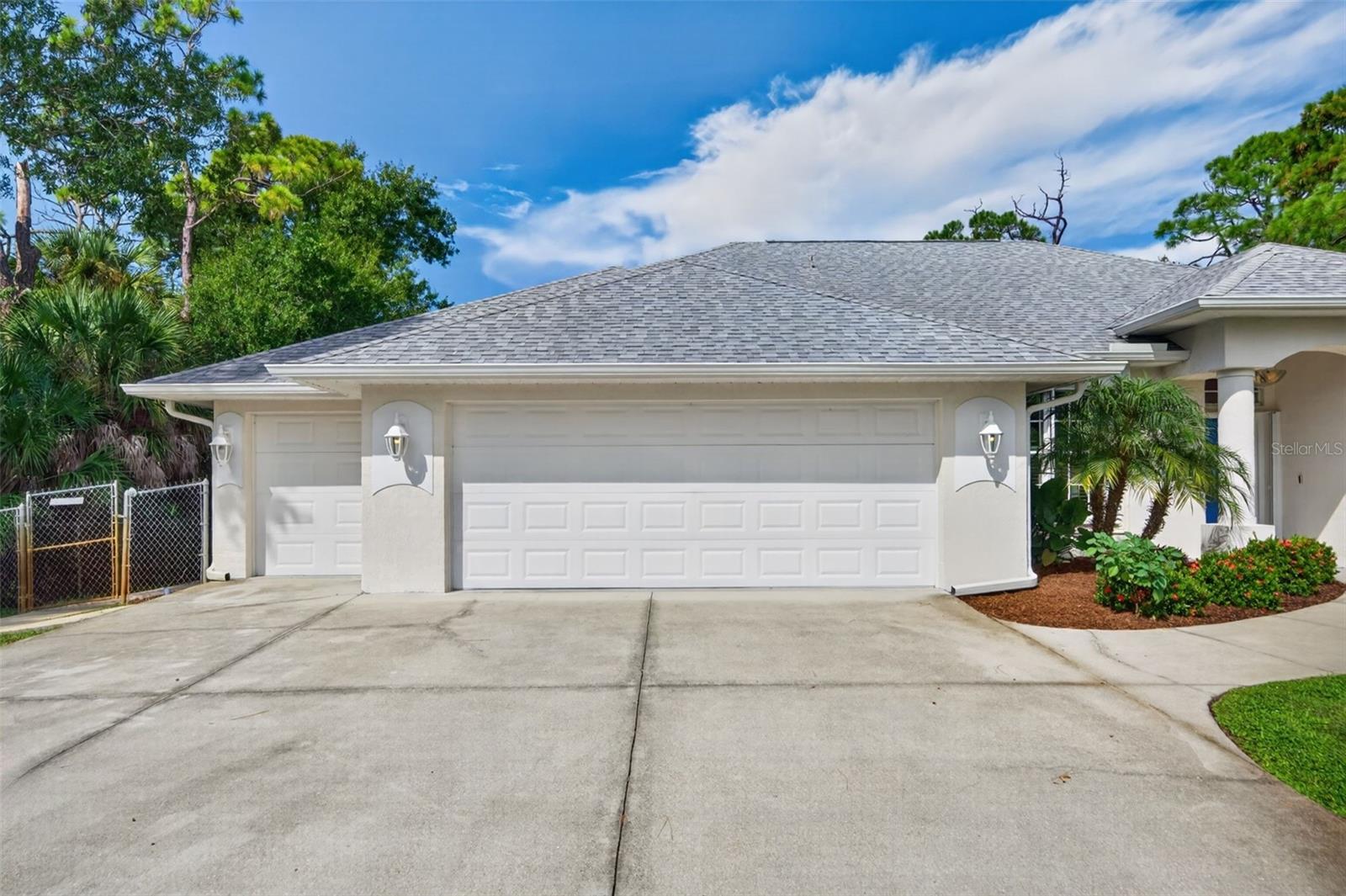150 N OXFORD DR — photo 81