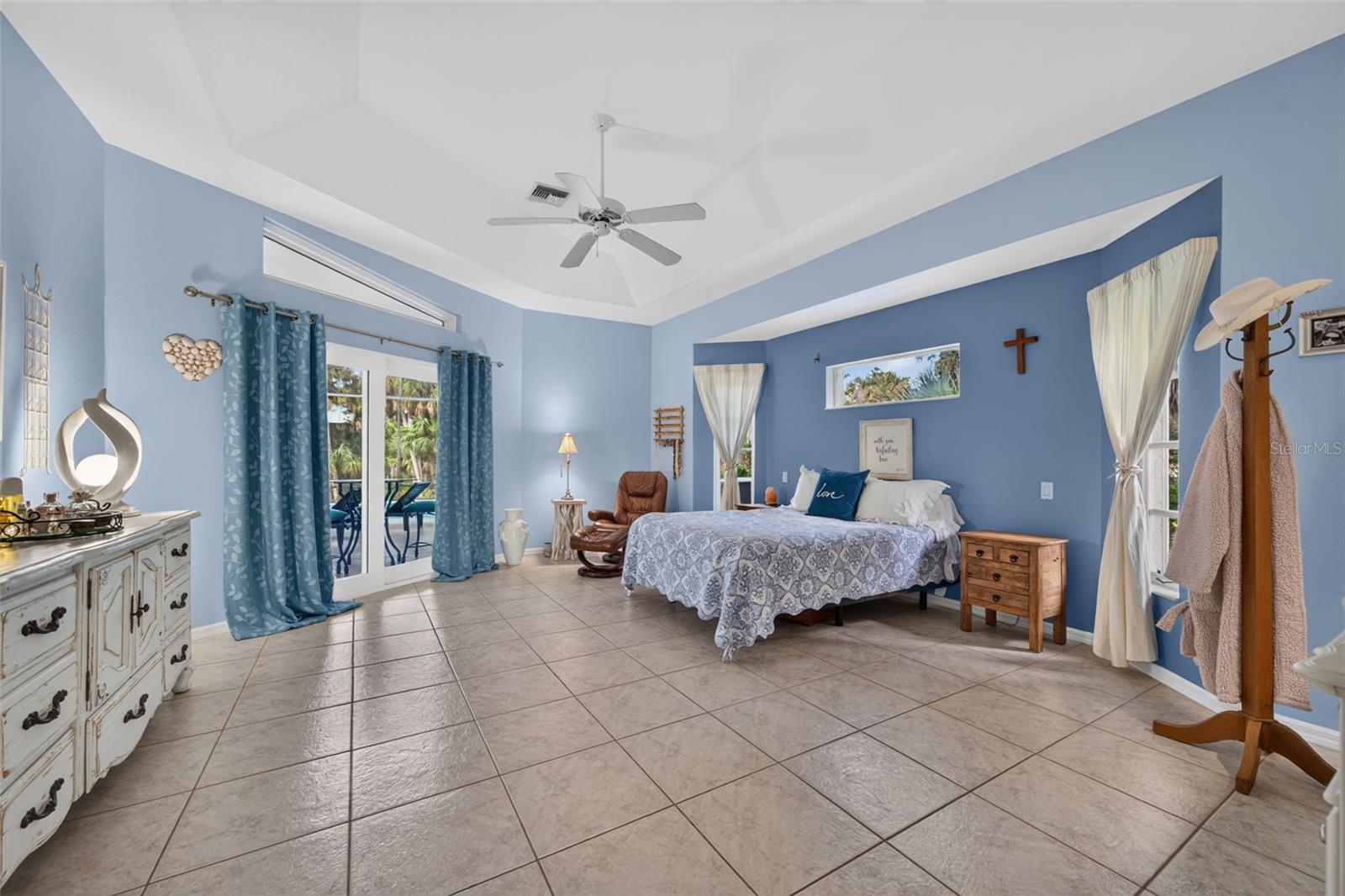 150 N OXFORD DR — photo 38
