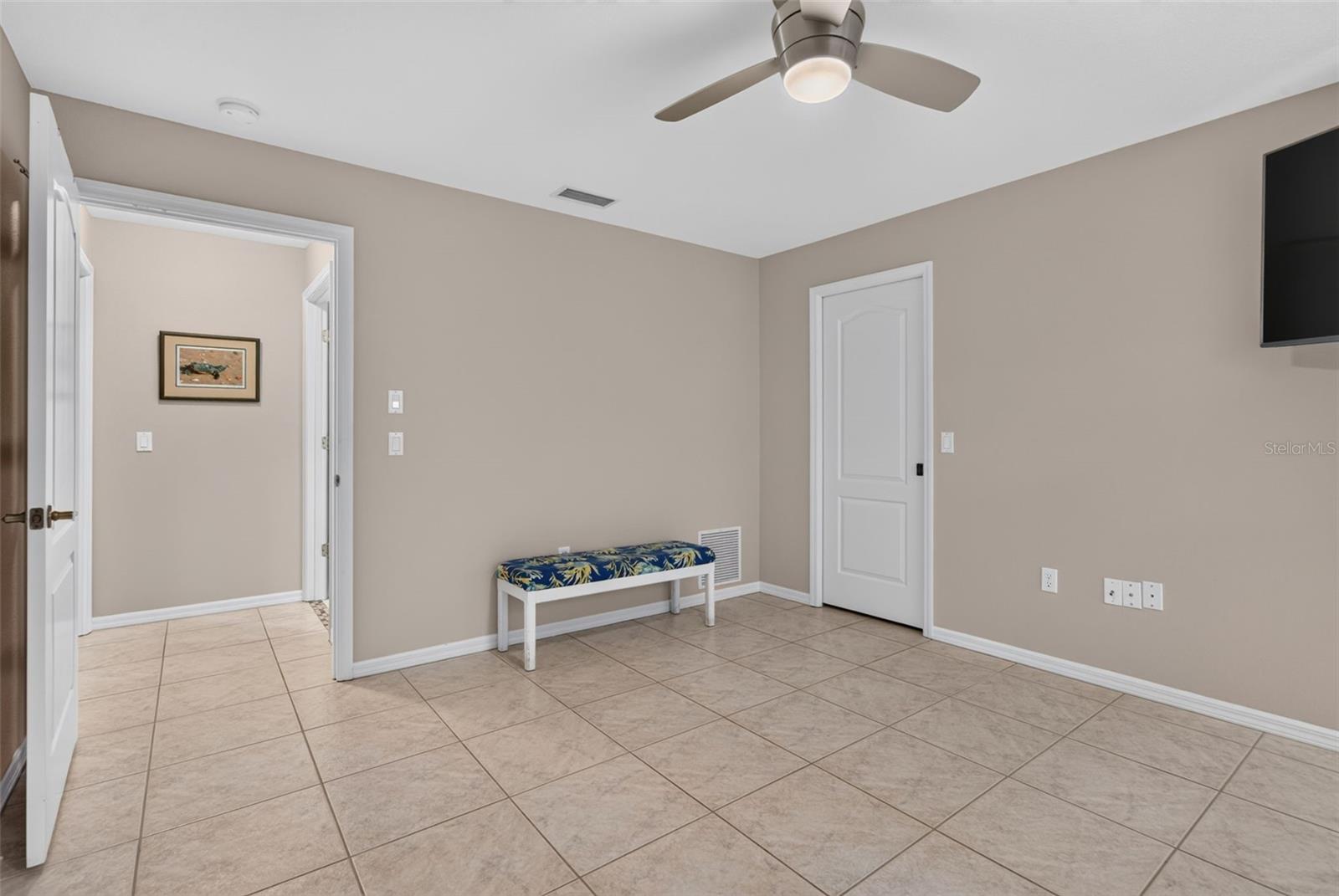 150 N OXFORD DR — photo 62