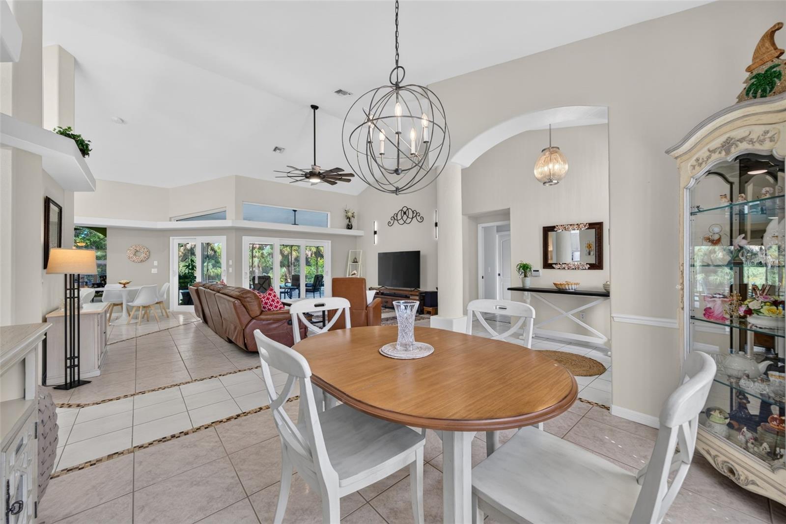 150 N OXFORD DR — photo 13