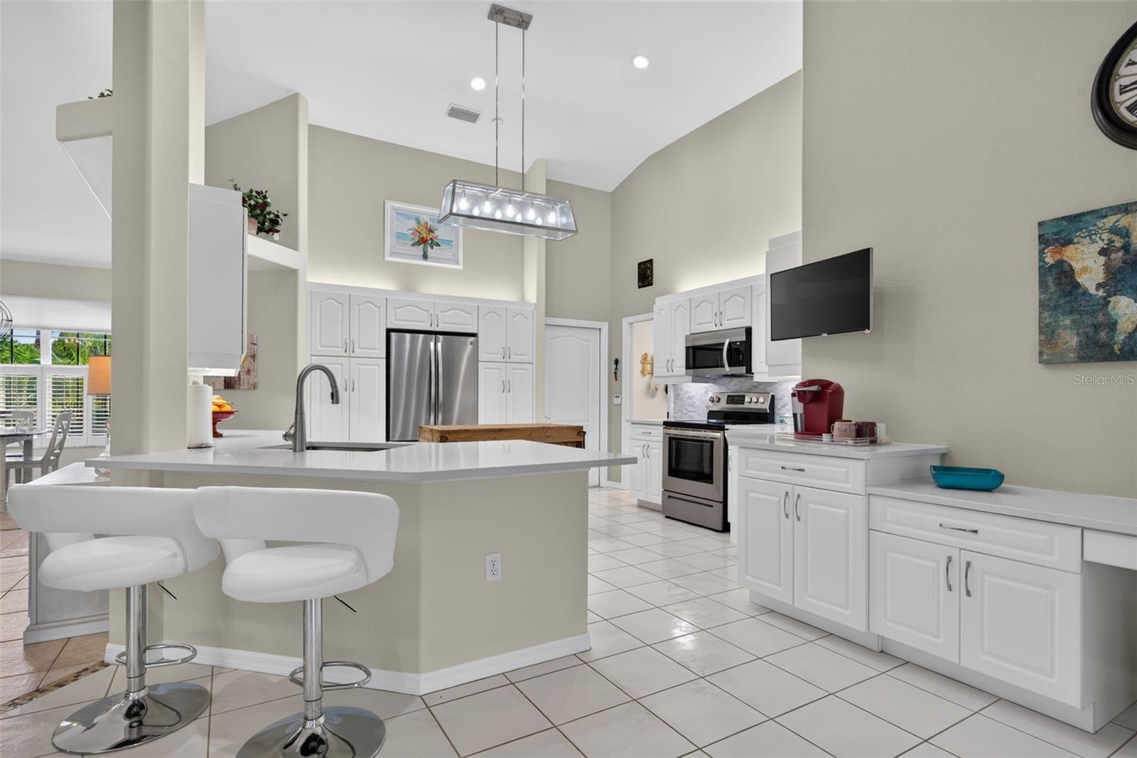 150 N OXFORD DR — photo 23