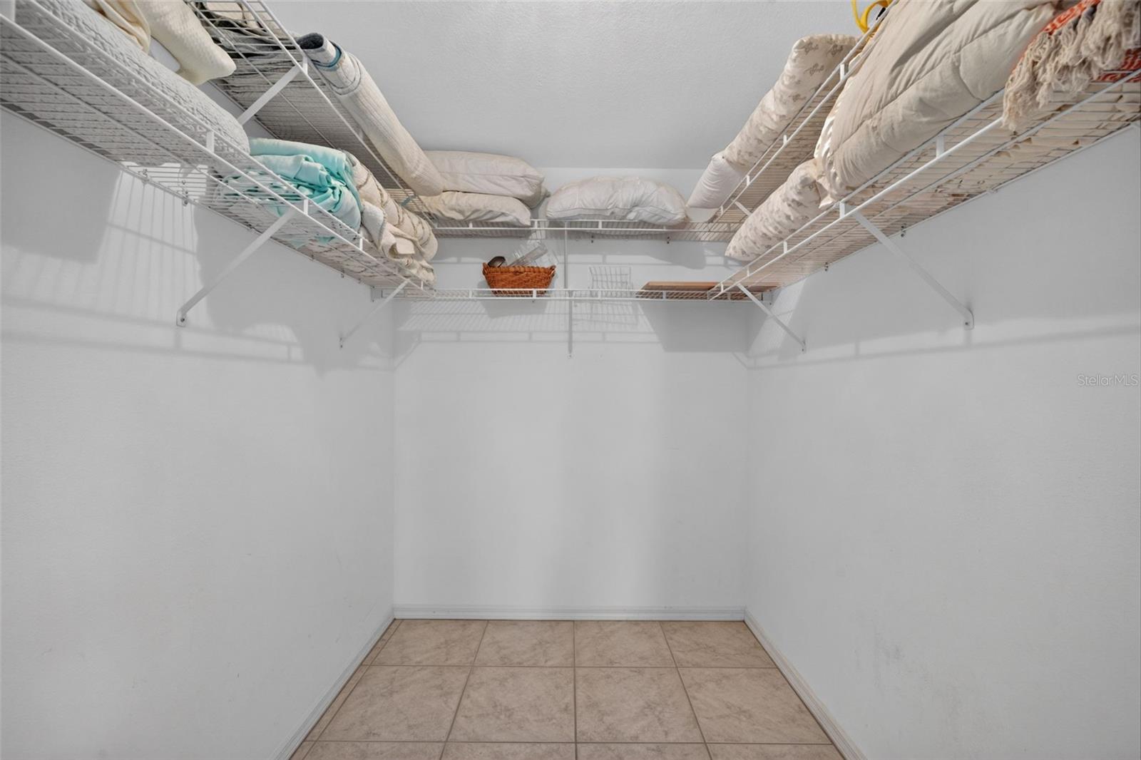 150 N OXFORD DR — photo 58