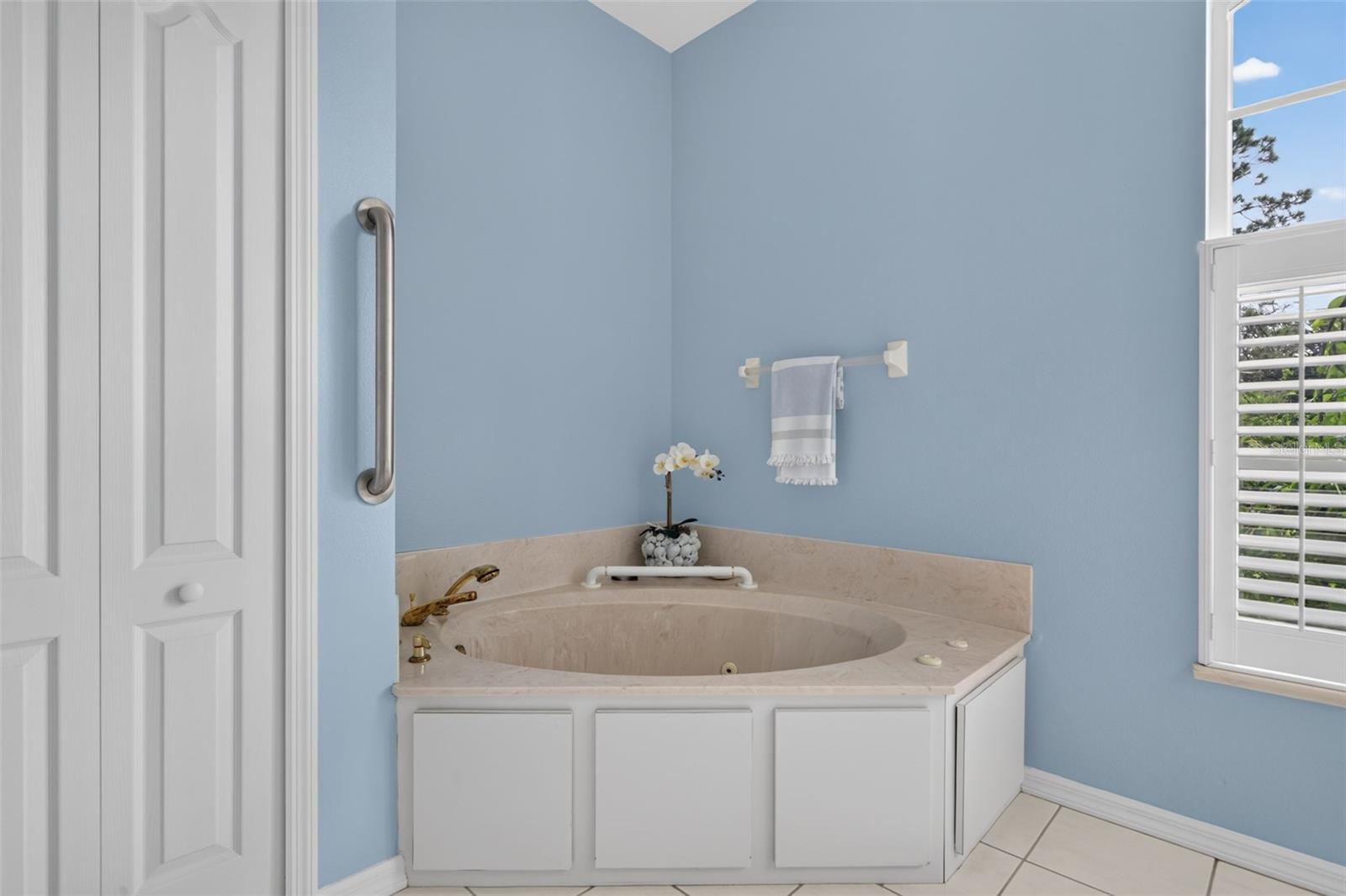 150 N OXFORD DR — photo 48