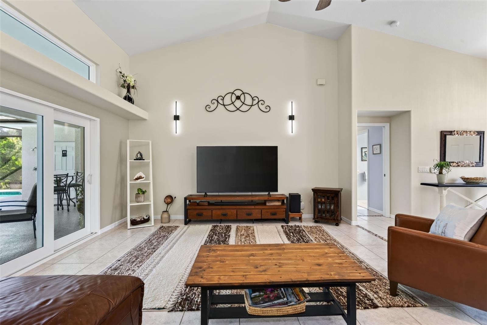 150 N OXFORD DR — photo 15
