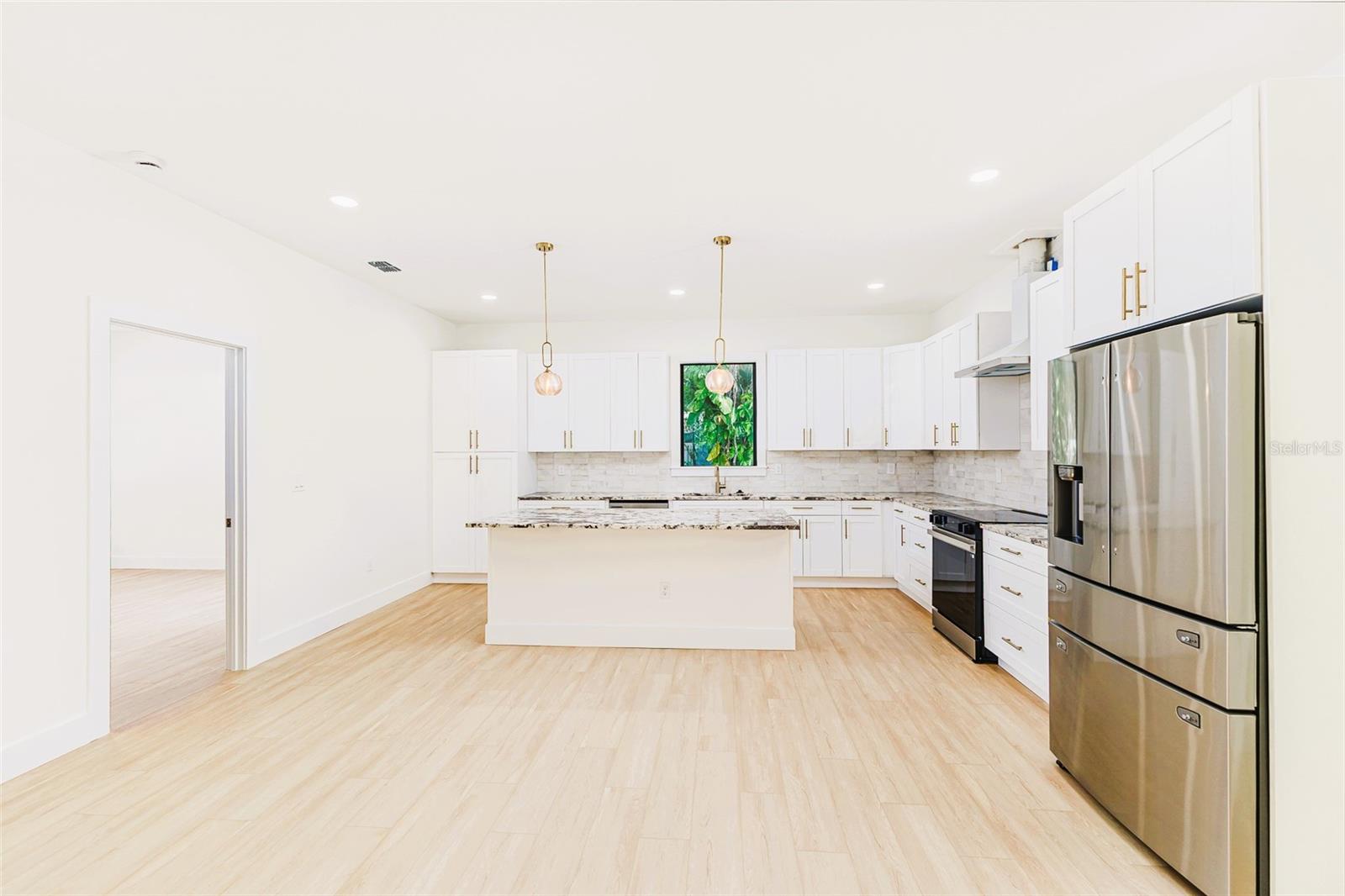 7907 N GREENWOOD AVE — photo 22