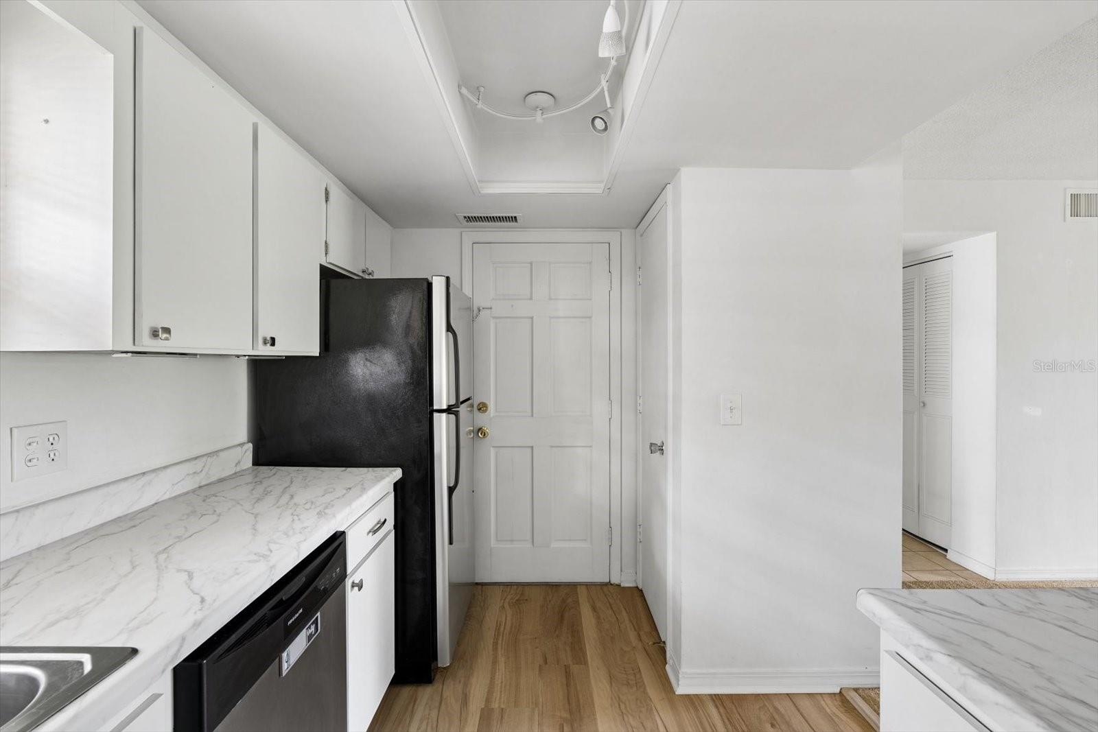 43 COUNTRY CLUB DR — photo 17
