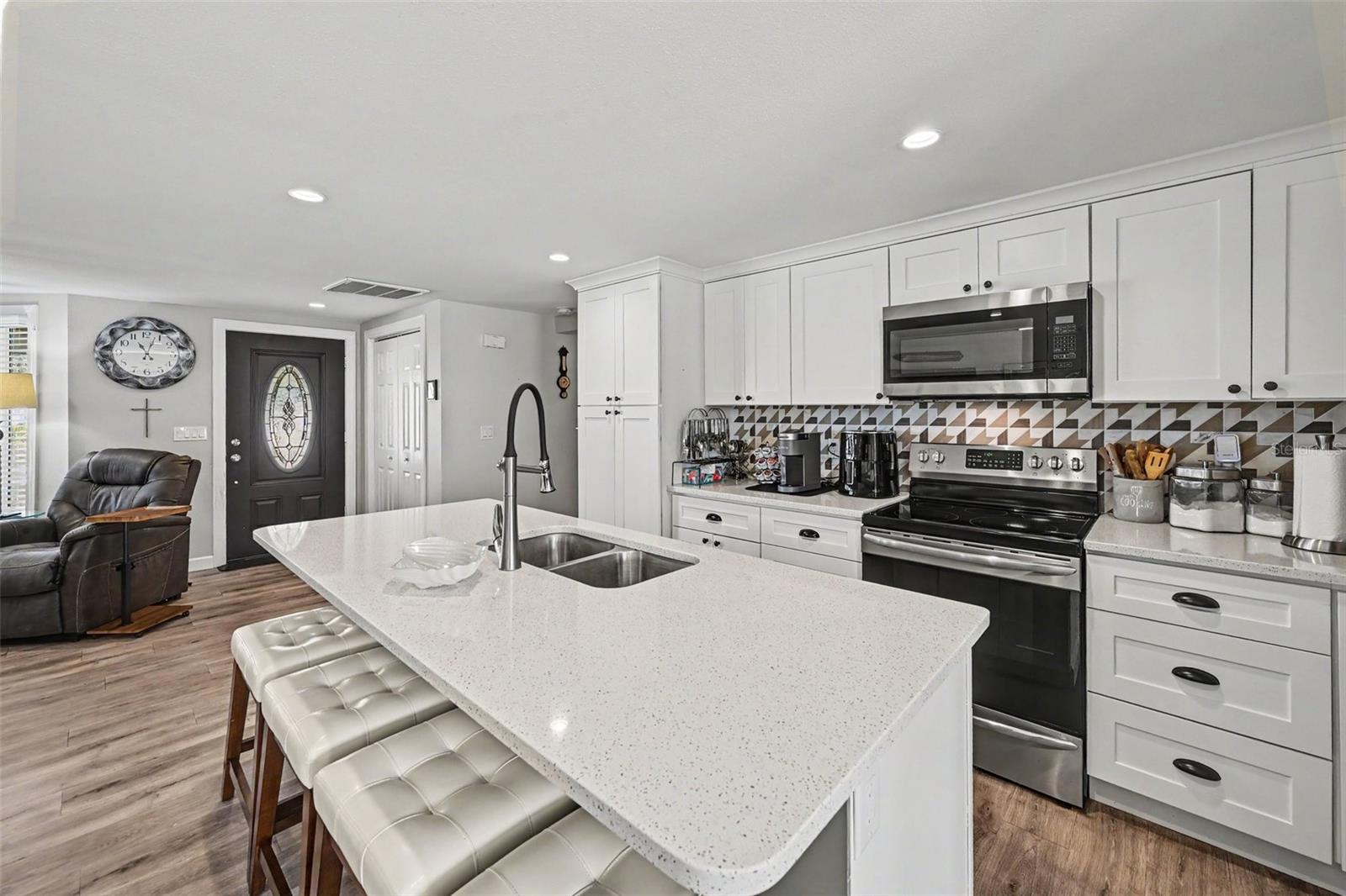 412 REDWOOD RD — photo 2