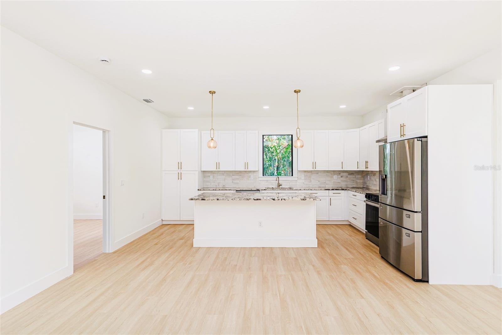 7905 N GREENWOOD AVE — photo 37