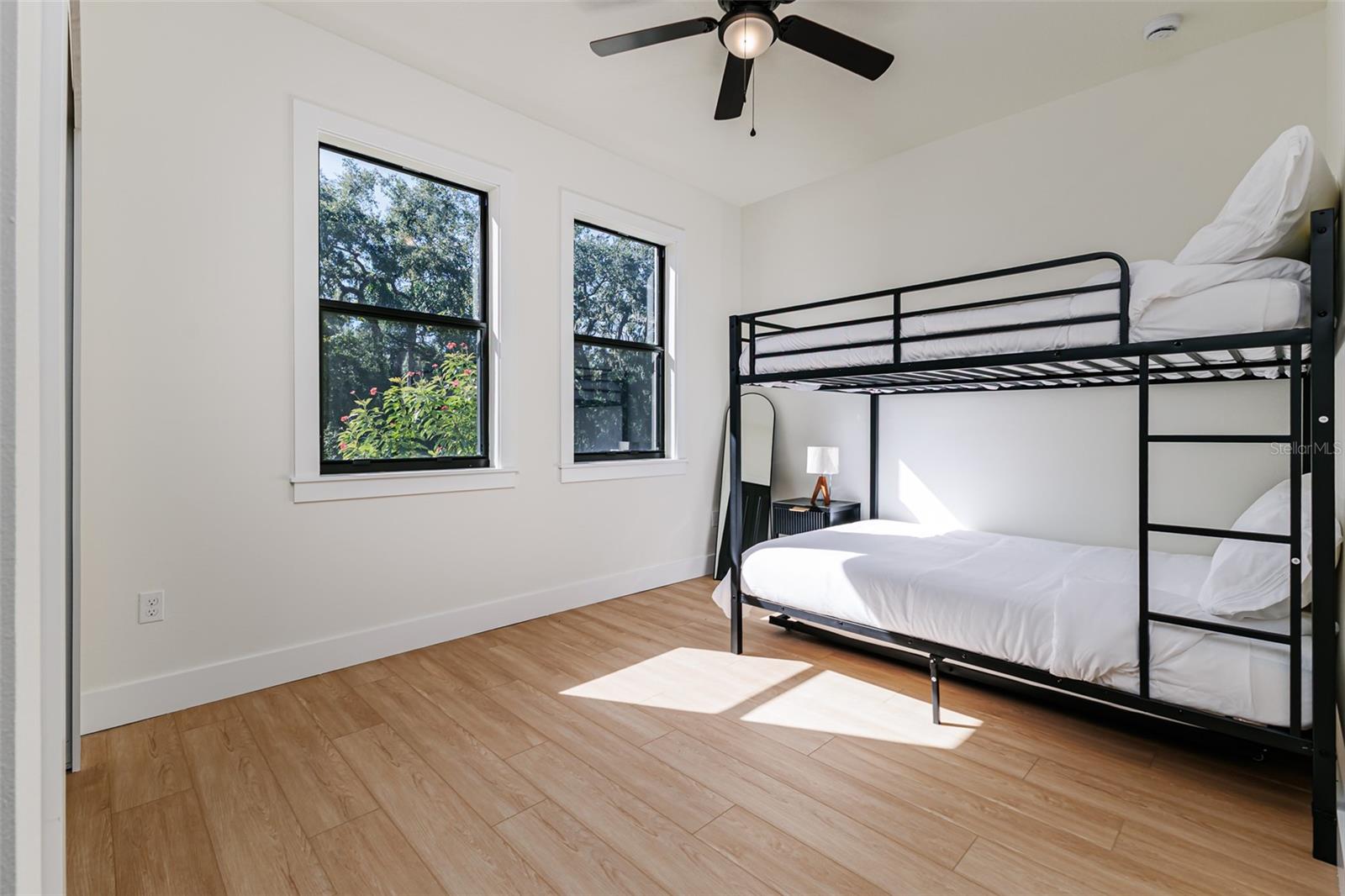 7905 N GREENWOOD AVE — photo 33