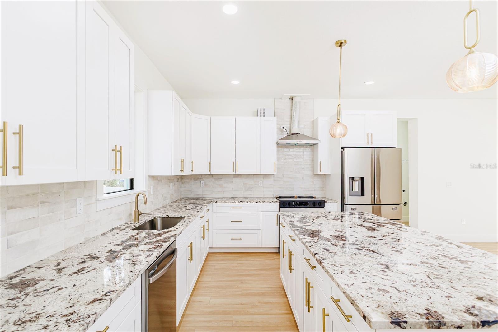 7905 N GREENWOOD AVE — photo 38