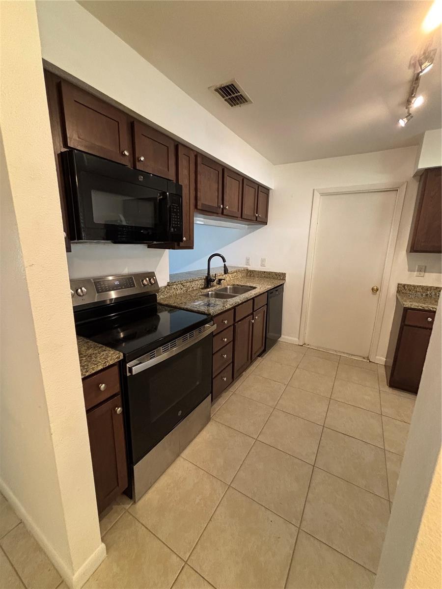 1761 LAKEVIEW VILLAGE DR — photo 4