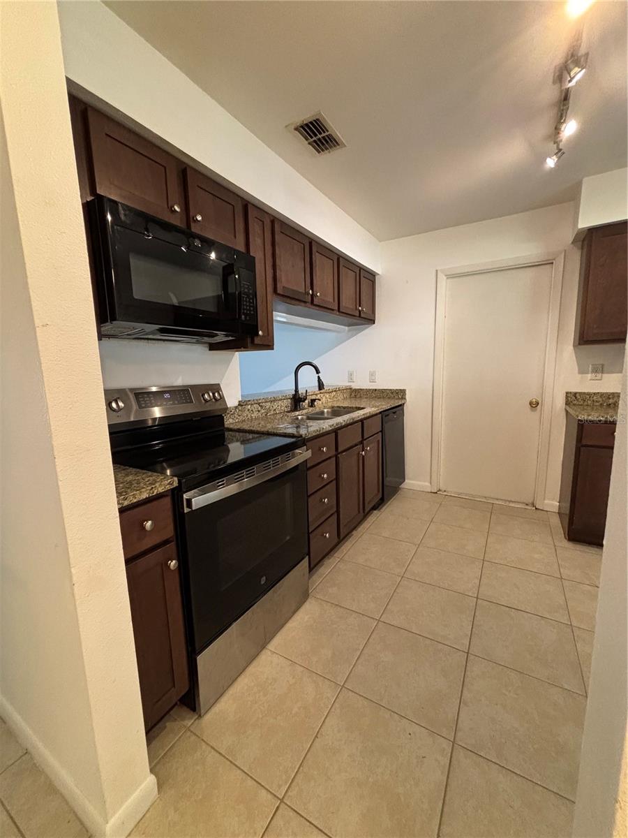 1761 LAKEVIEW VILLAGE DR — photo 6