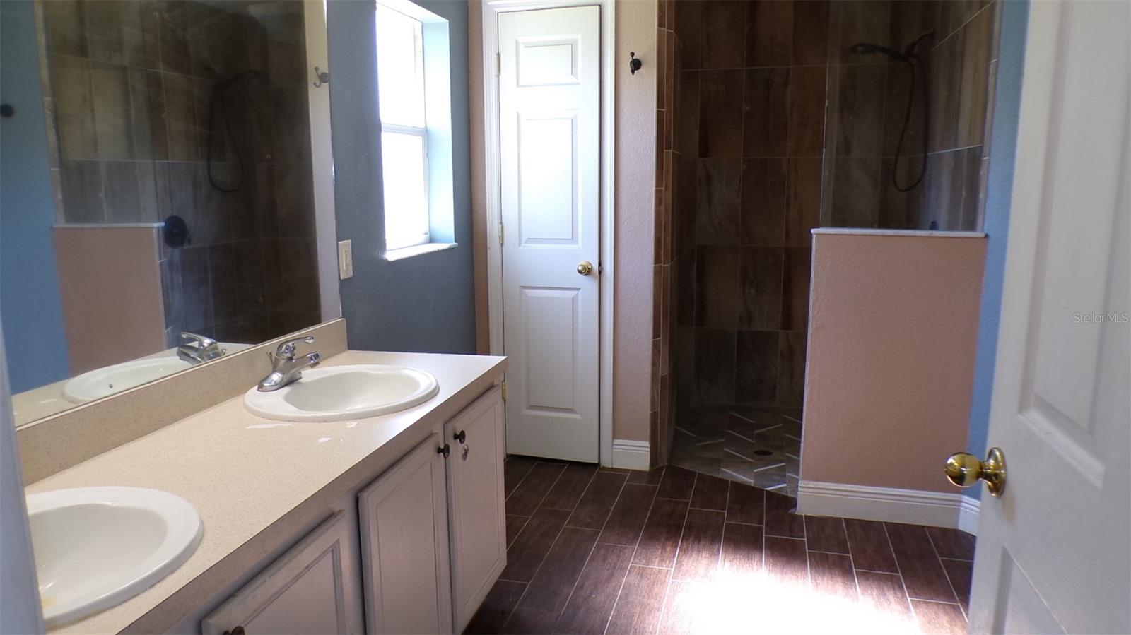 2402 MANHEIM AVE — photo 3
