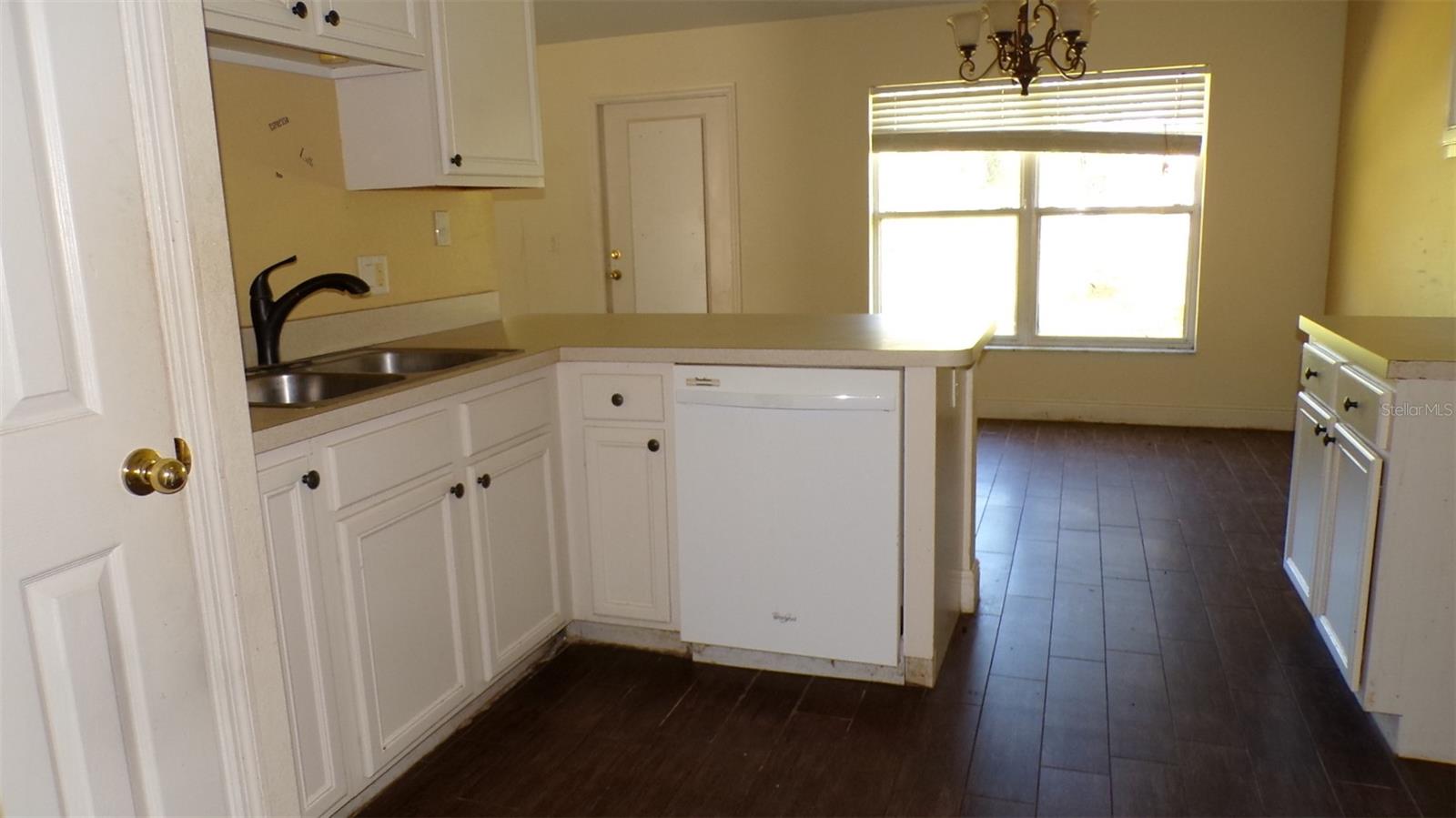 2402 MANHEIM AVE — photo 16
