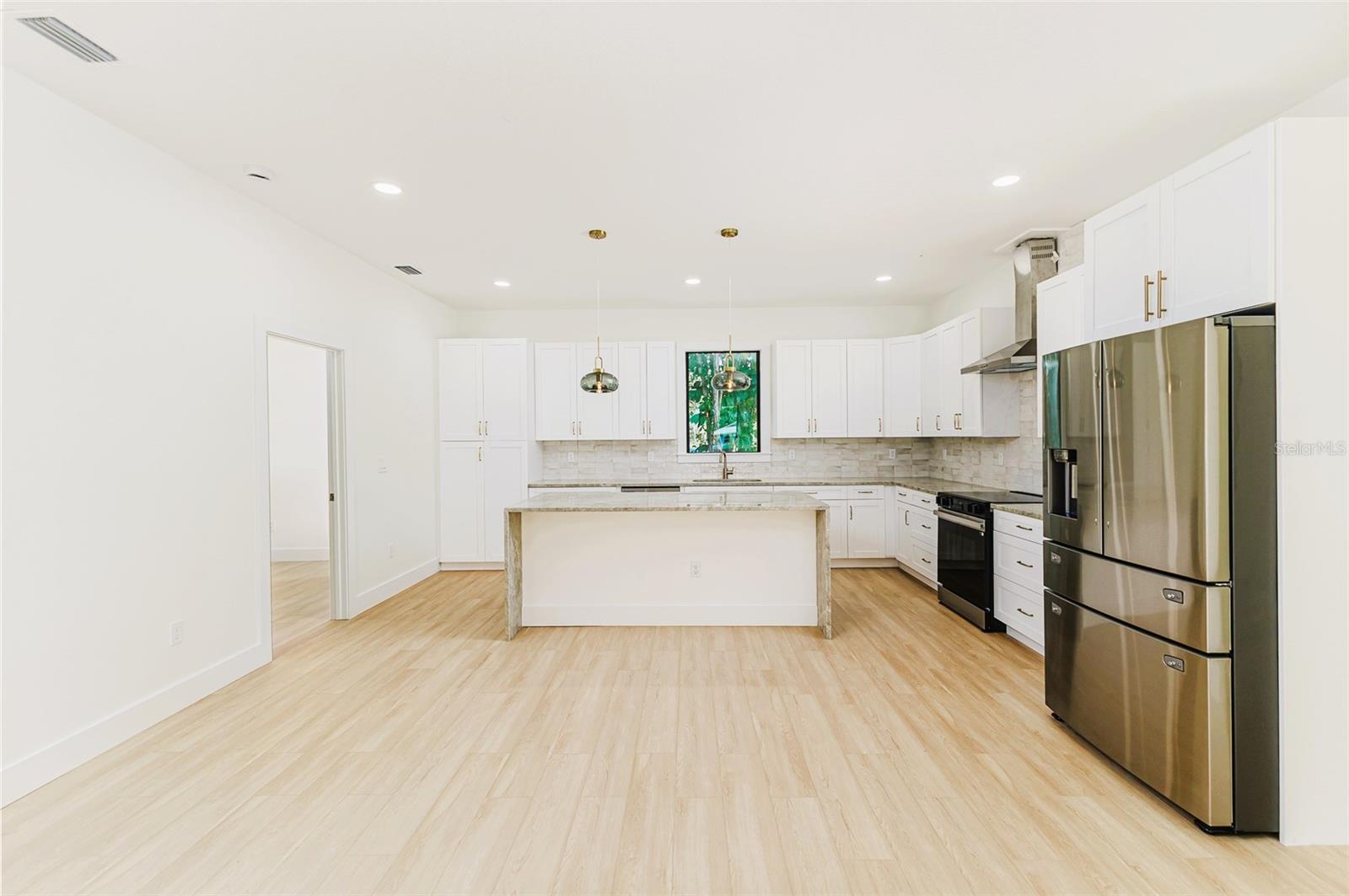 7901 N GREENWOOD AVE — photo 8