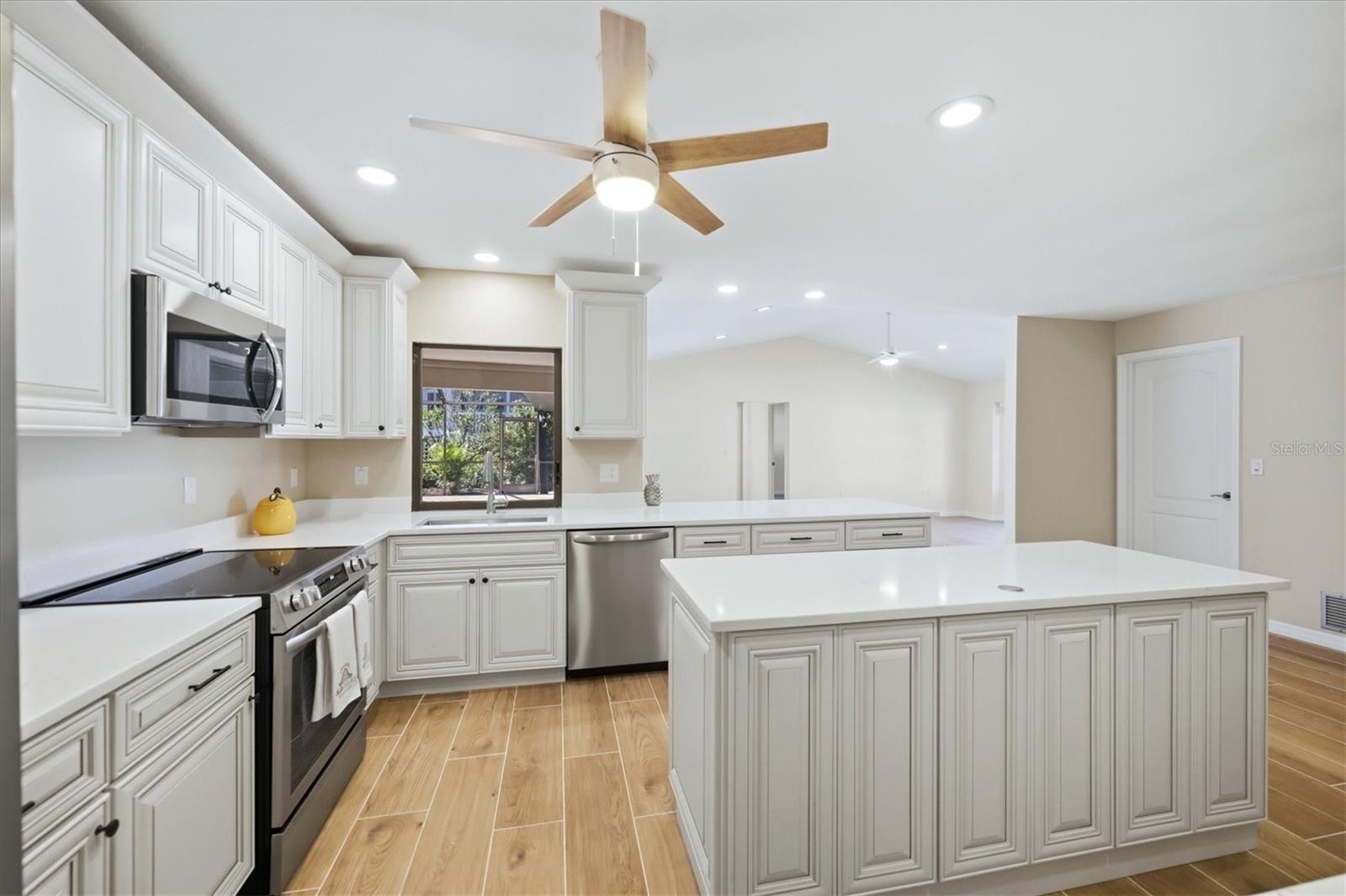 620 HIBISCUS DR — photo 8