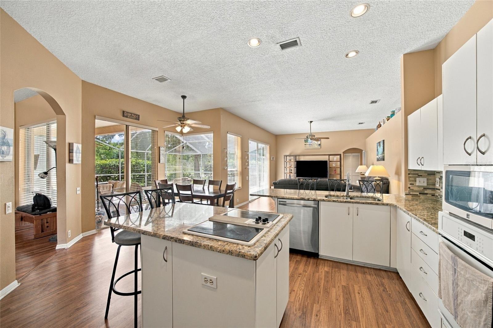 878 CENTERWOOD DR — photo 4