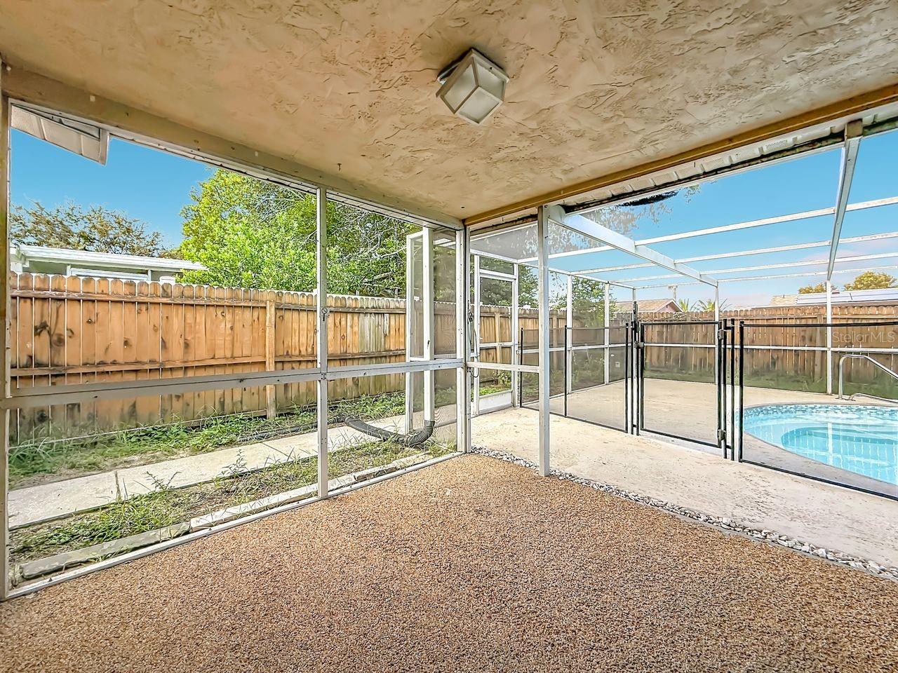 9015 COLLAGE LN — photo 32