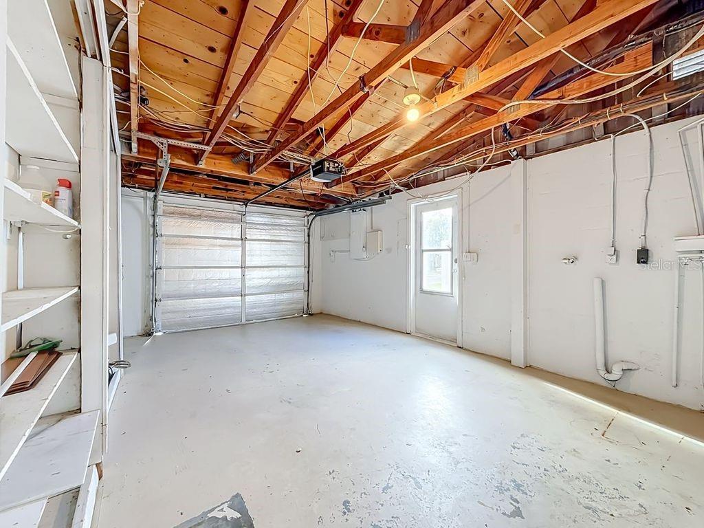 9015 COLLAGE LN — photo 30