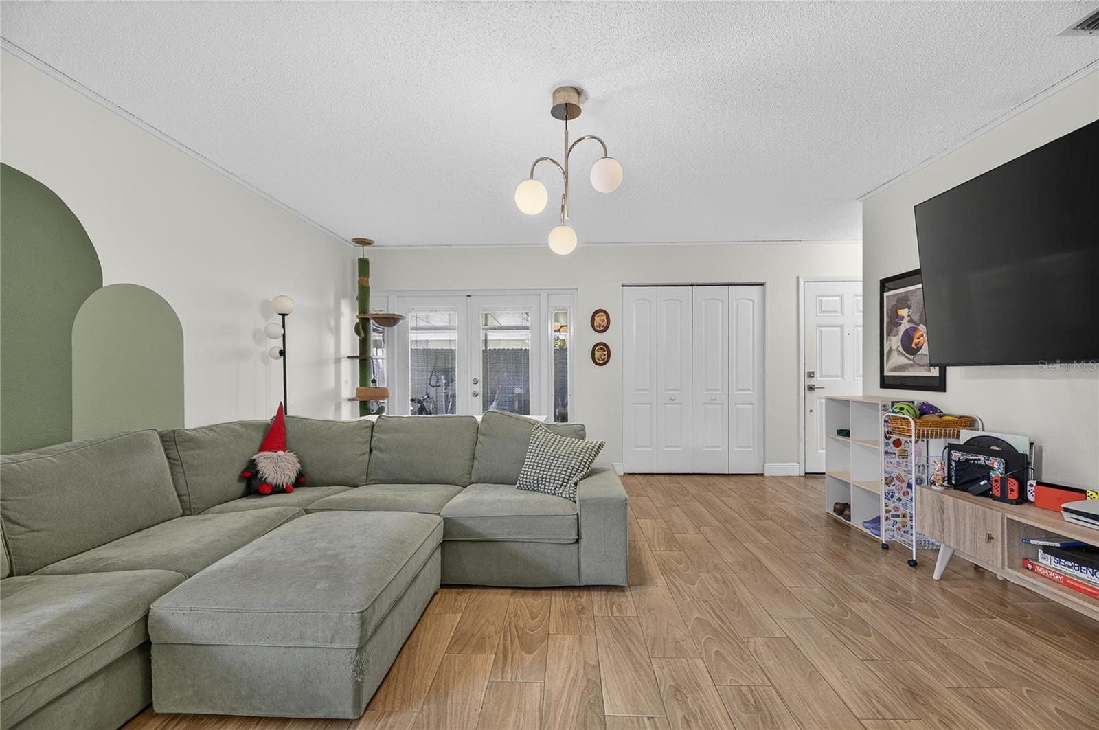 810 HUNTERS CT — photo 6