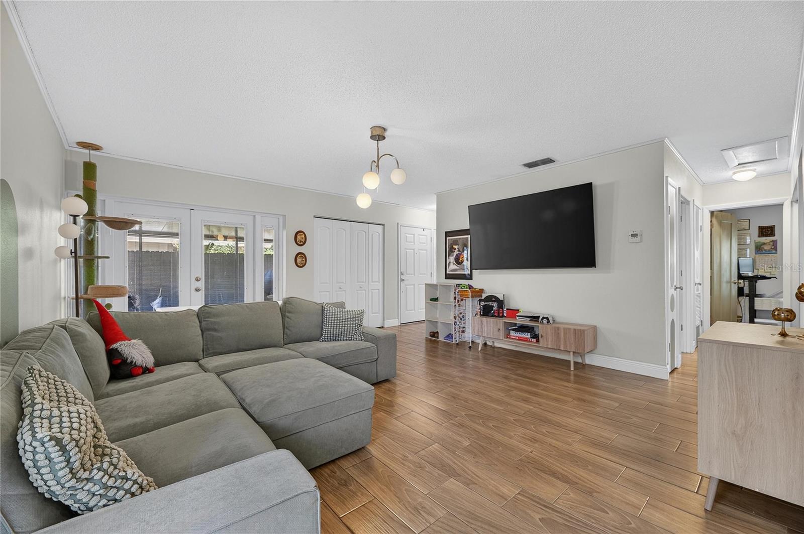 810 HUNTERS CT — photo 10