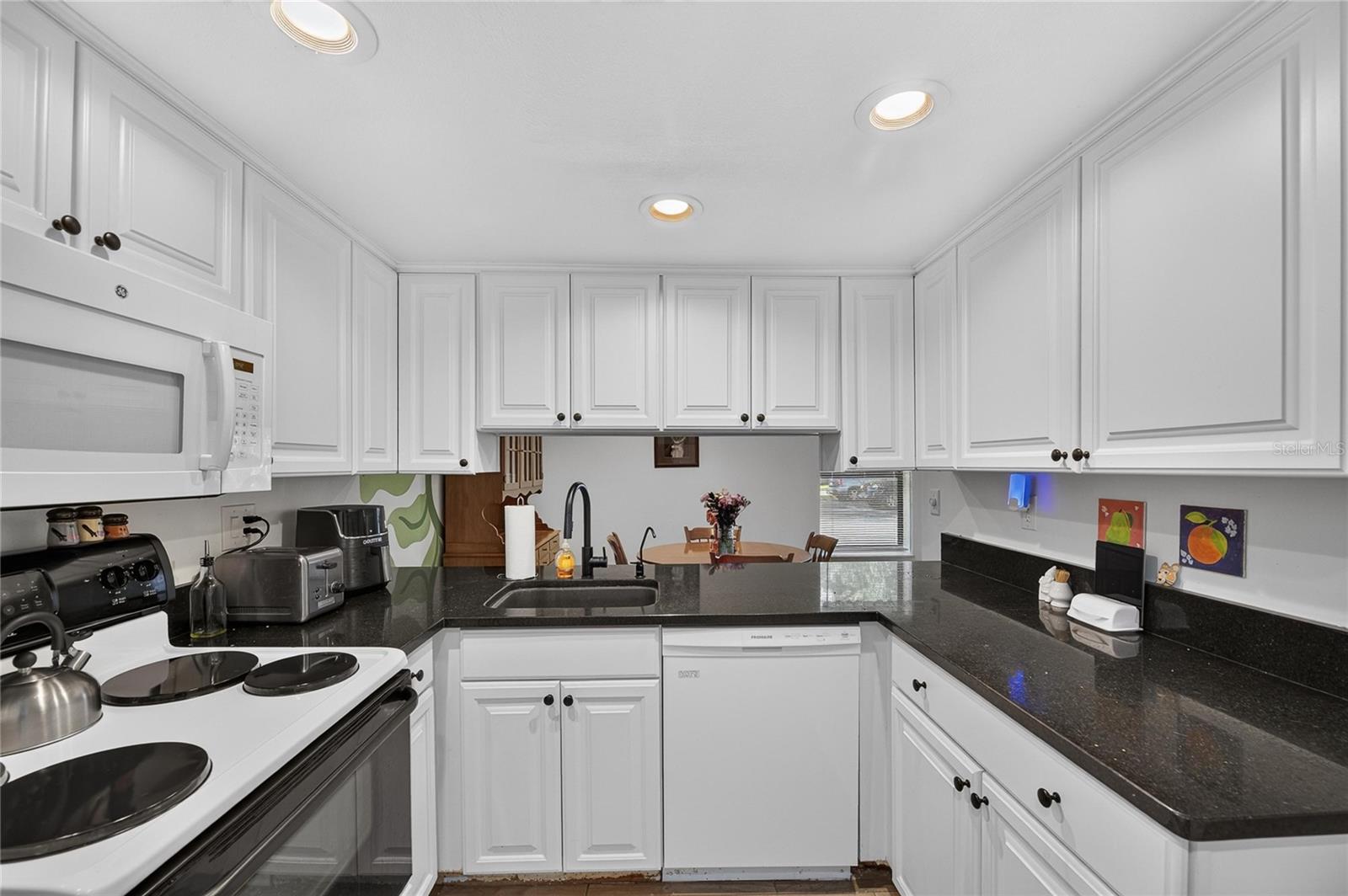 810 HUNTERS CT — photo 17