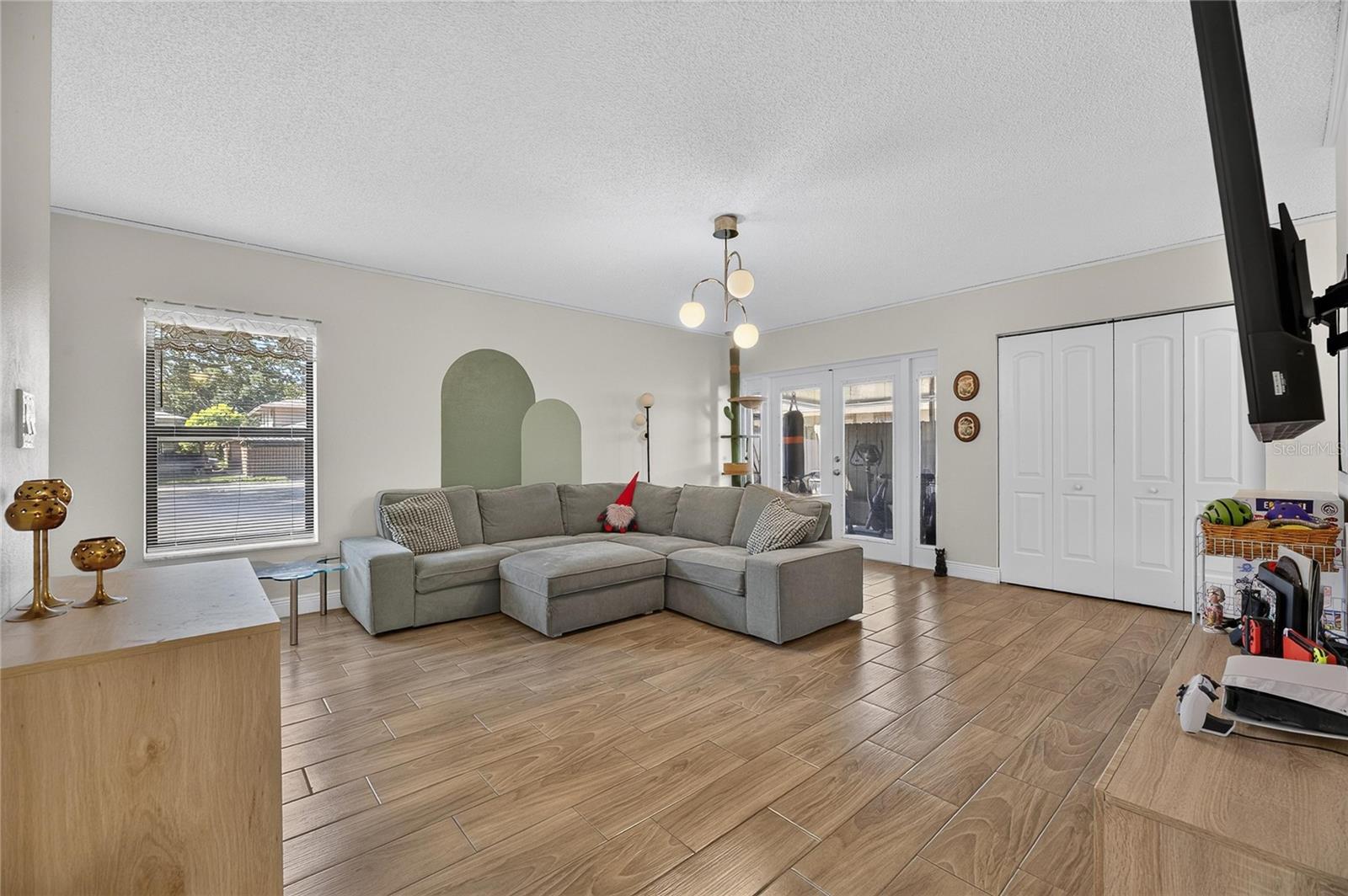 810 HUNTERS CT — photo 8