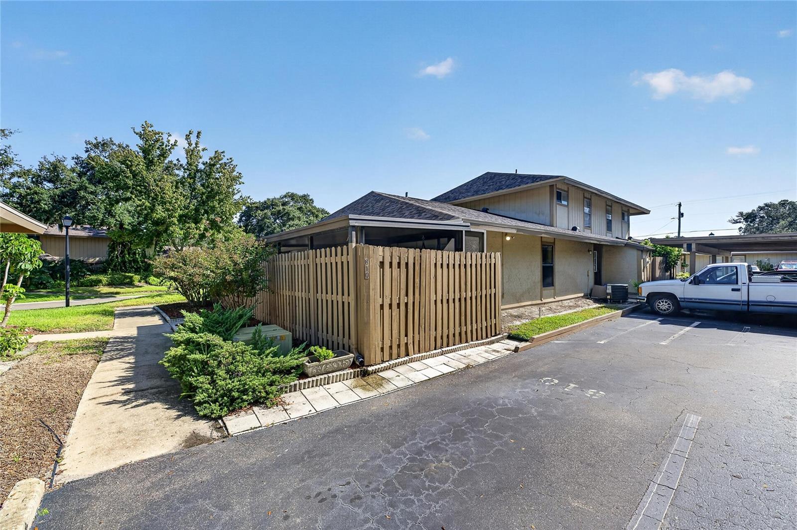 810 HUNTERS CT — photo 39