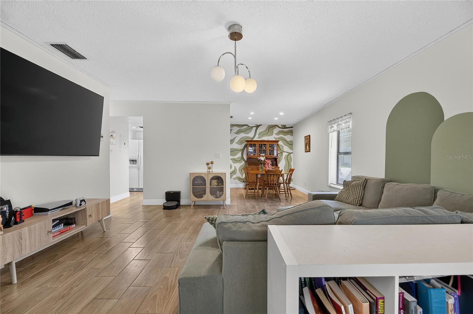 810 HUNTERS CT — photo 9