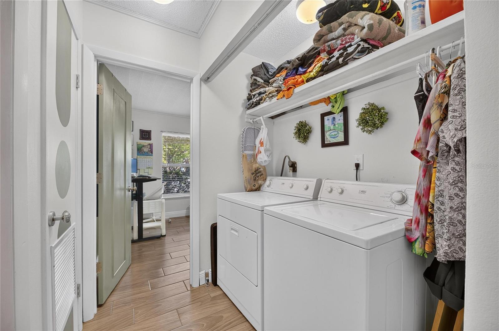 810 HUNTERS CT — photo 32