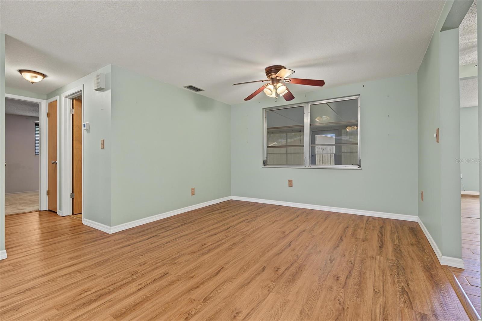 7805 SUE ELLEN DR — photo 8