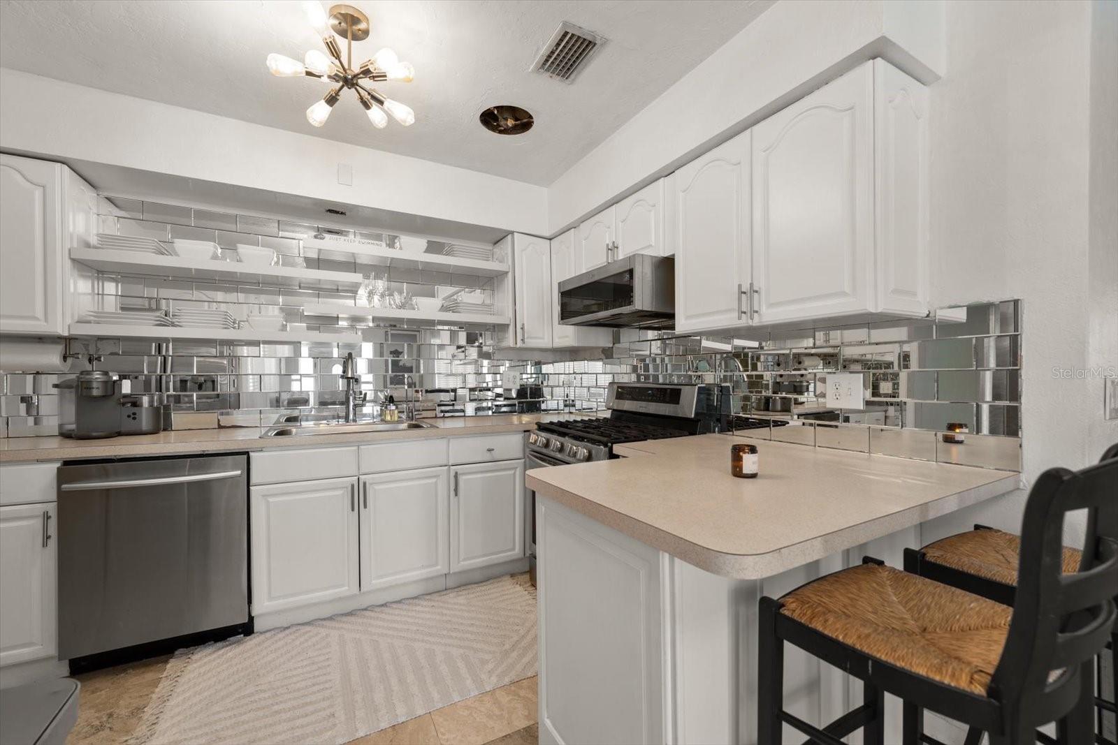 732 MANDALAY AVE — photo 12