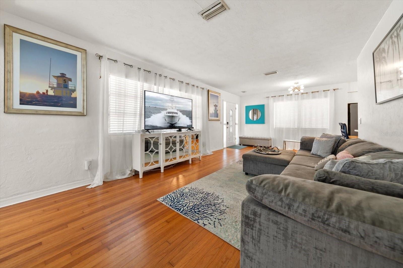 732 MANDALAY AVE — photo 11