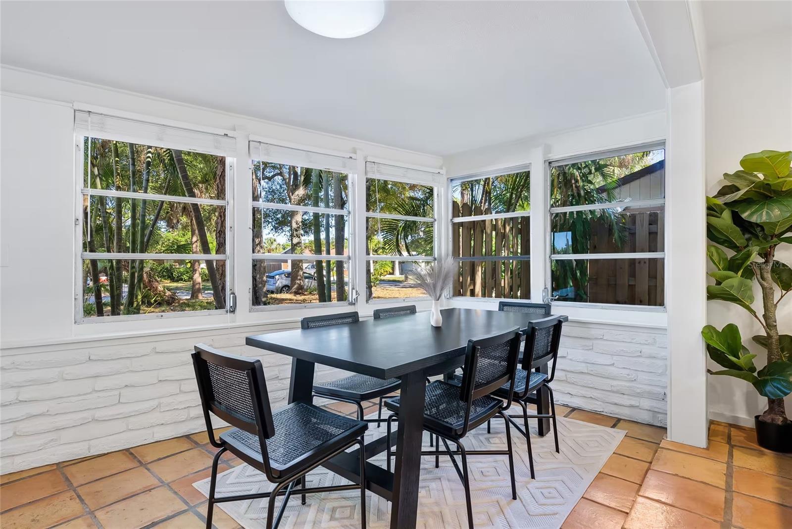 2142 WALDEMERE ST — photo 10
