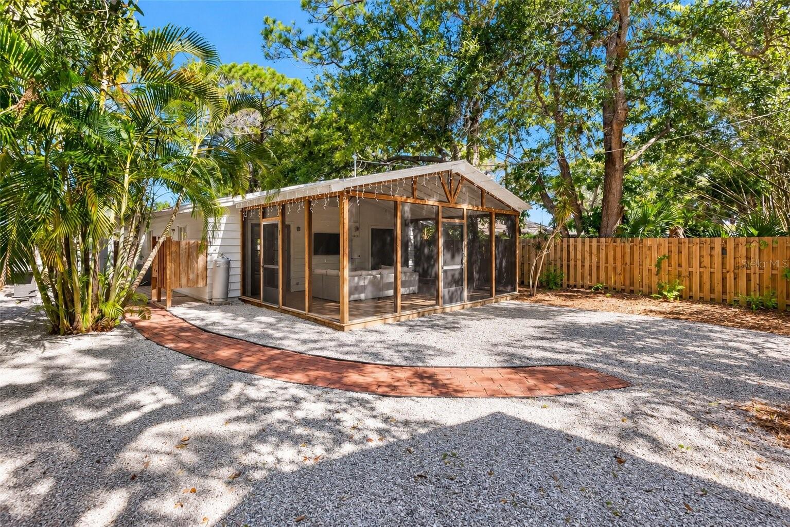 2142 WALDEMERE ST — photo 9