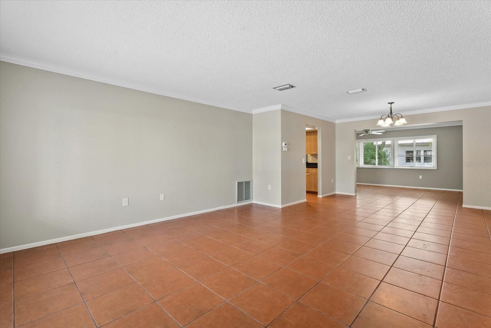 1507 N KNOLLWOOD DR — photo 4