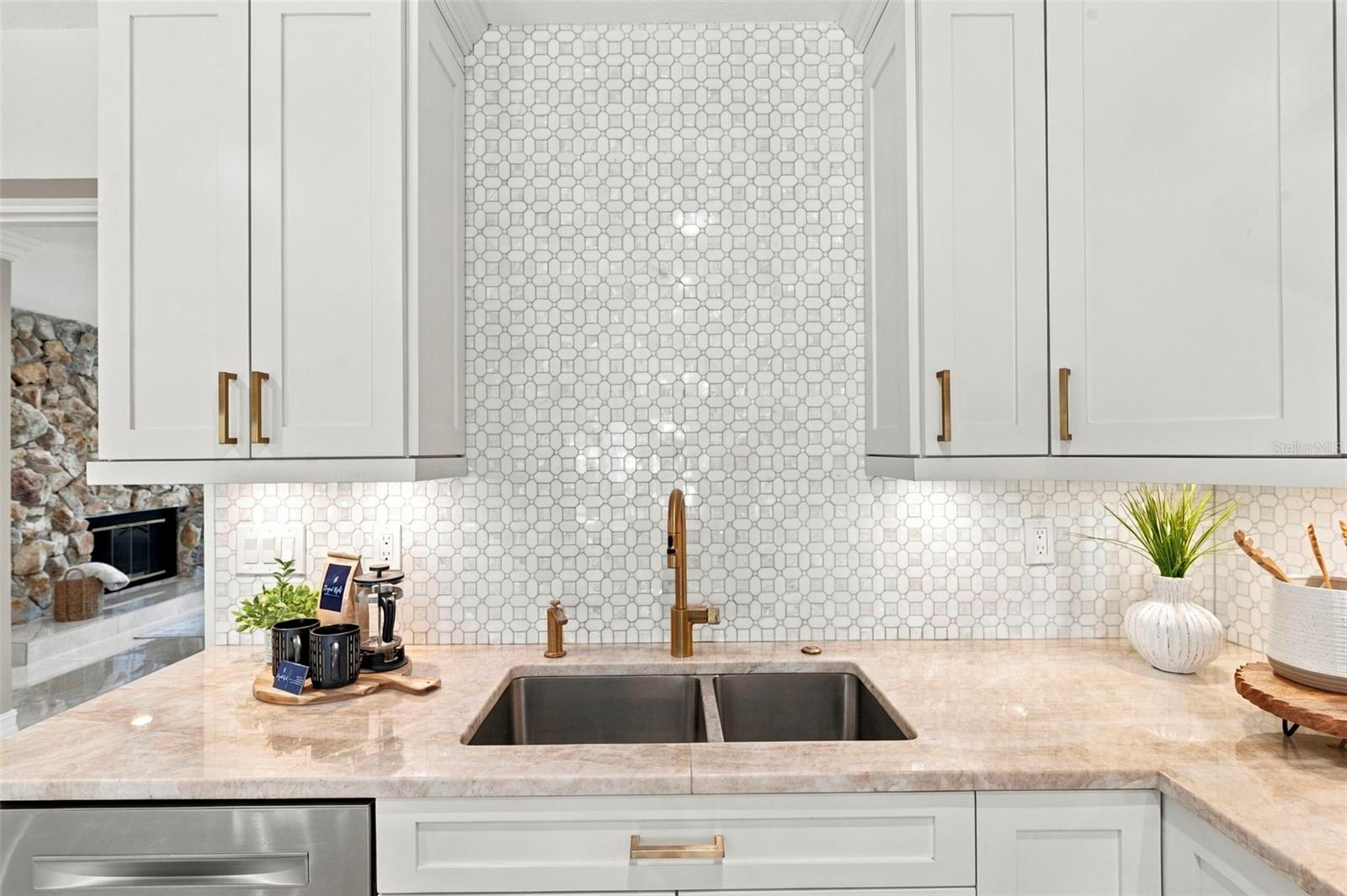3905 FONTAINEBLEAU DR — photo 17