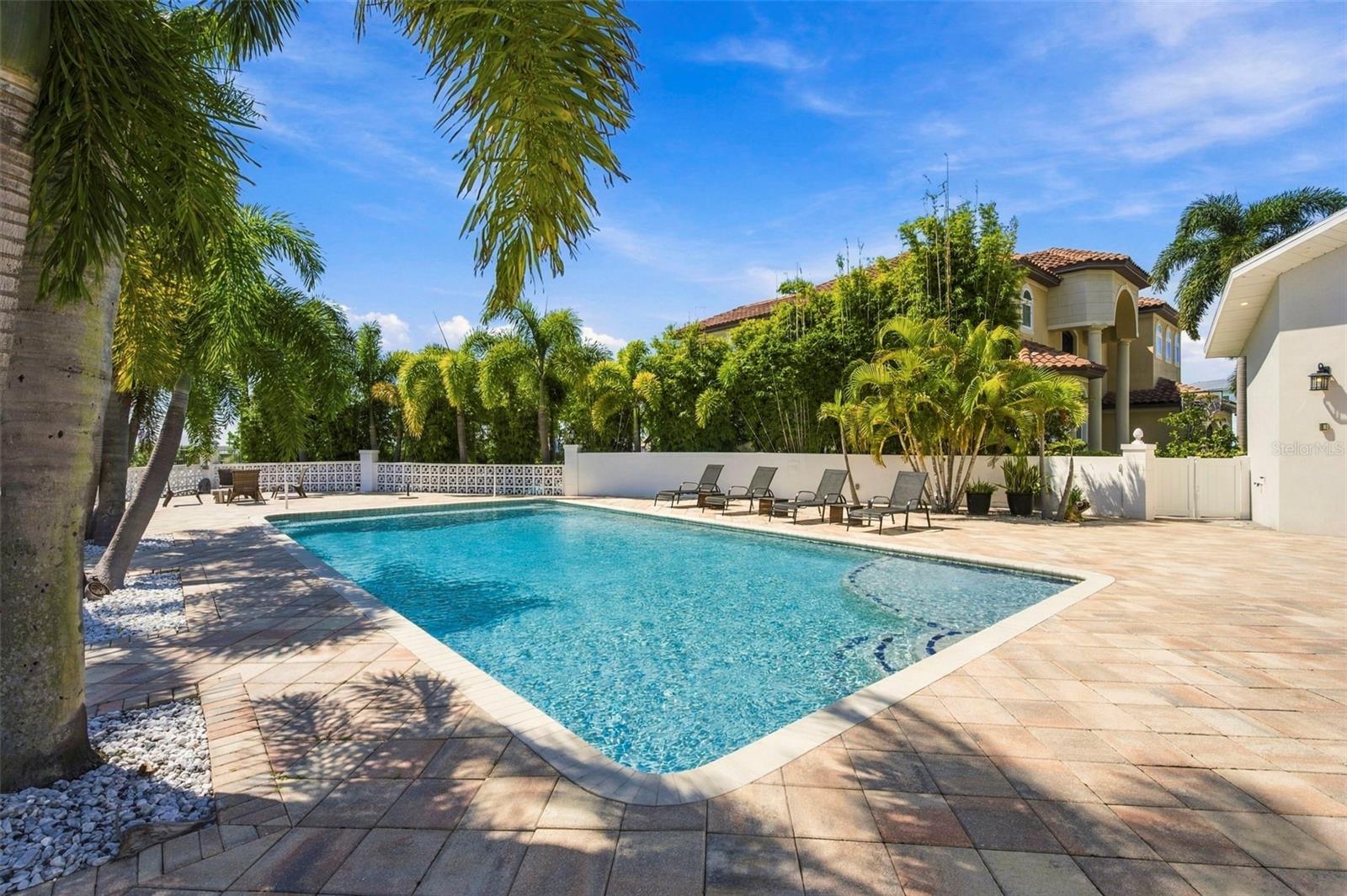 3905 FONTAINEBLEAU DR — photo 3