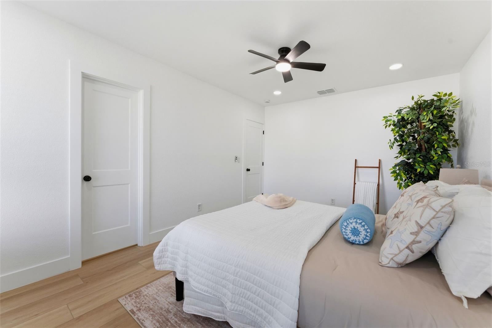 3917 E EDEN ROC CIR — photo 33