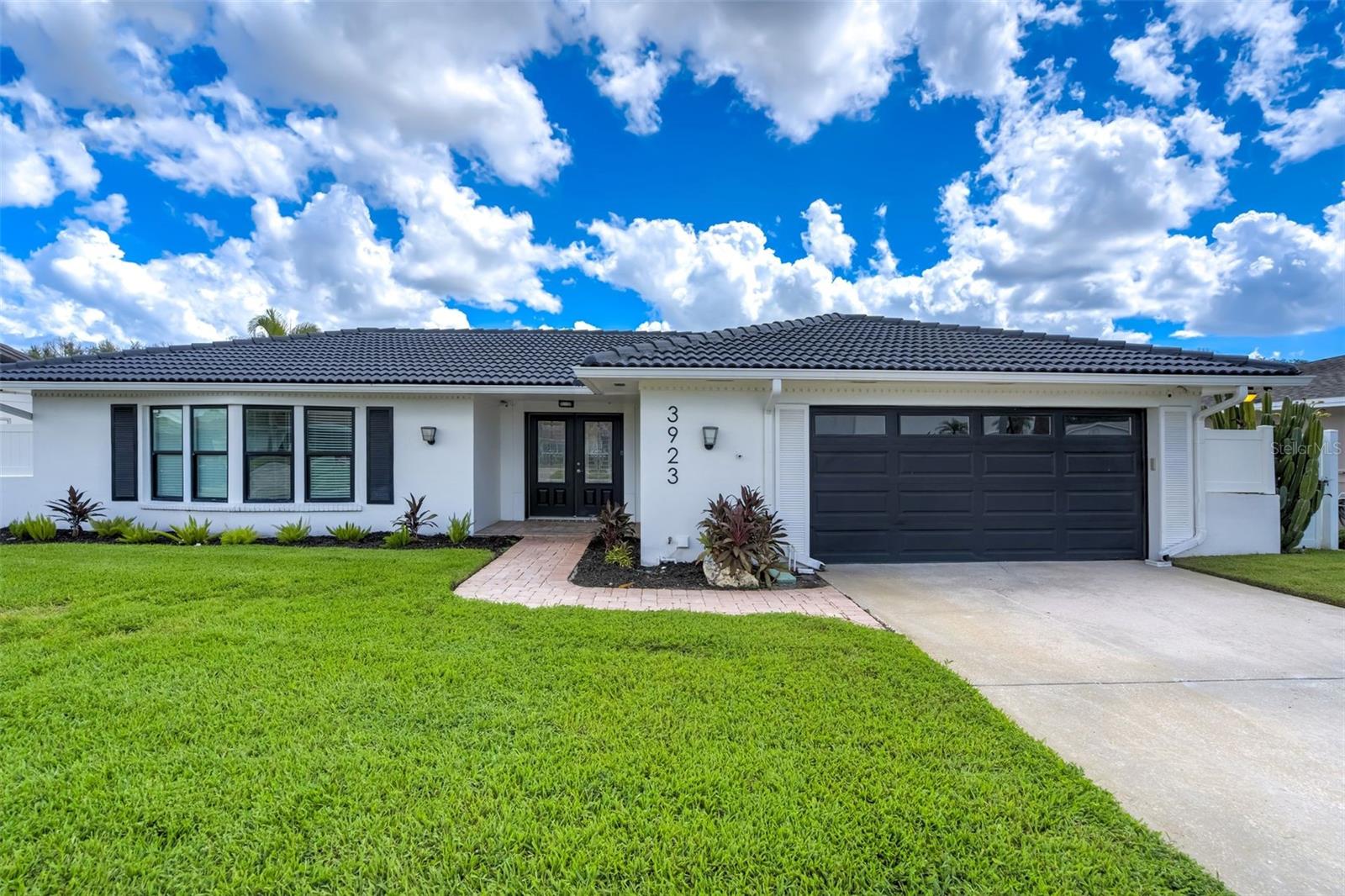 3923 DORAL DR — photo 2