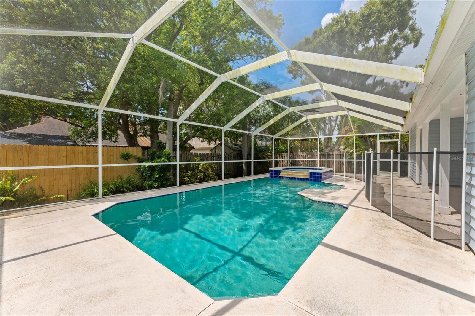 1435 CLUB DR — photo 2