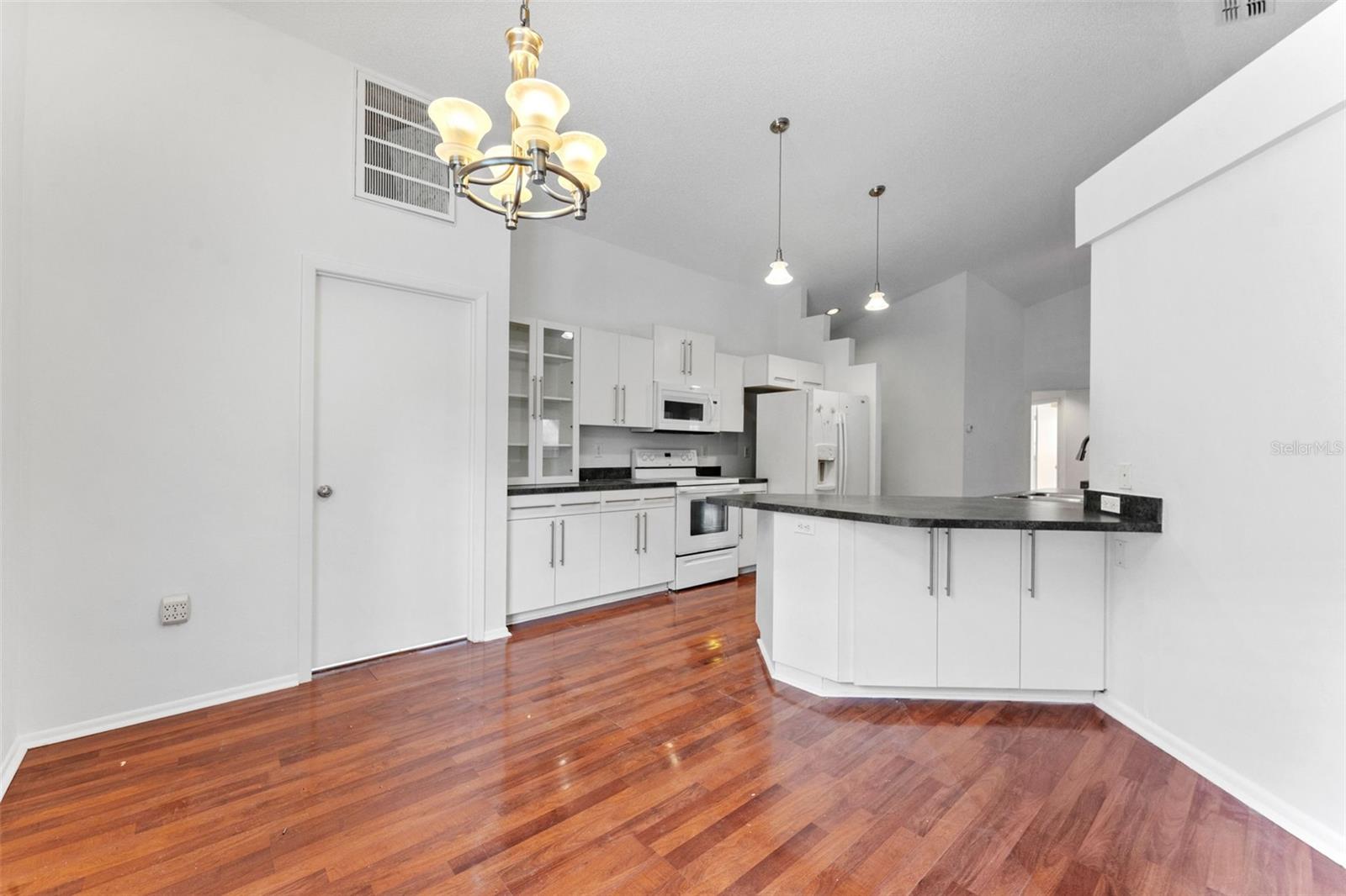 1435 CLUB DR — photo 10
