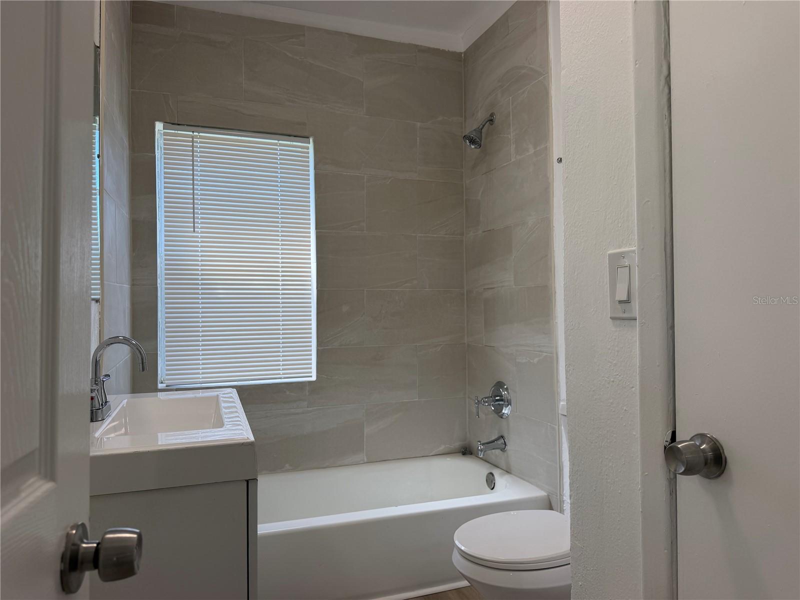 8316 N KLONDYKE ST — photo 12