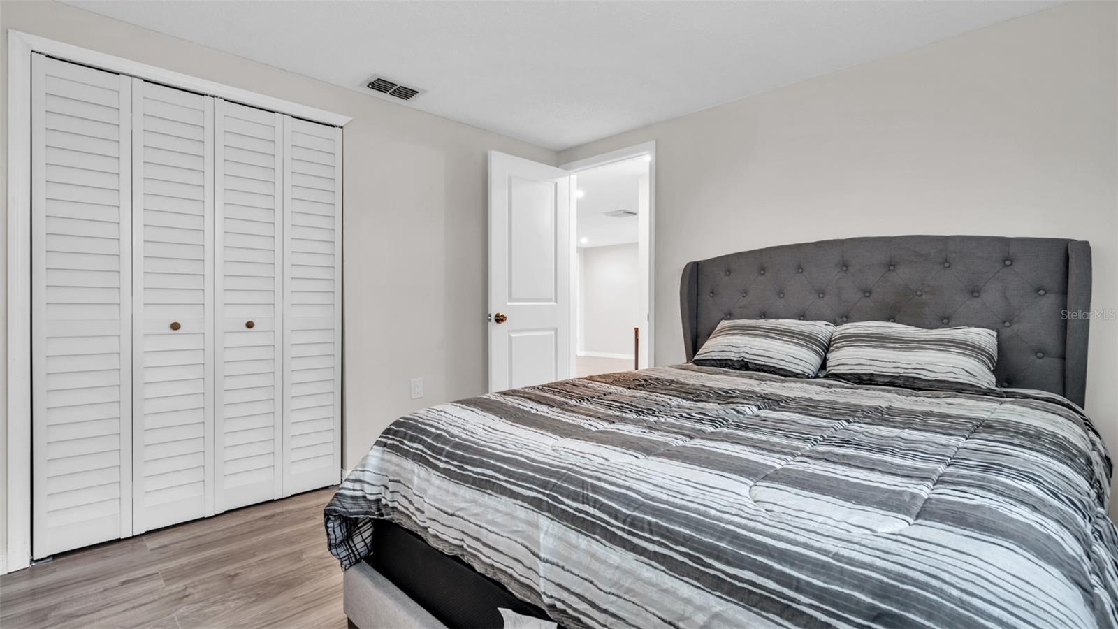 14832 ATLANTIC AVE — photo 13